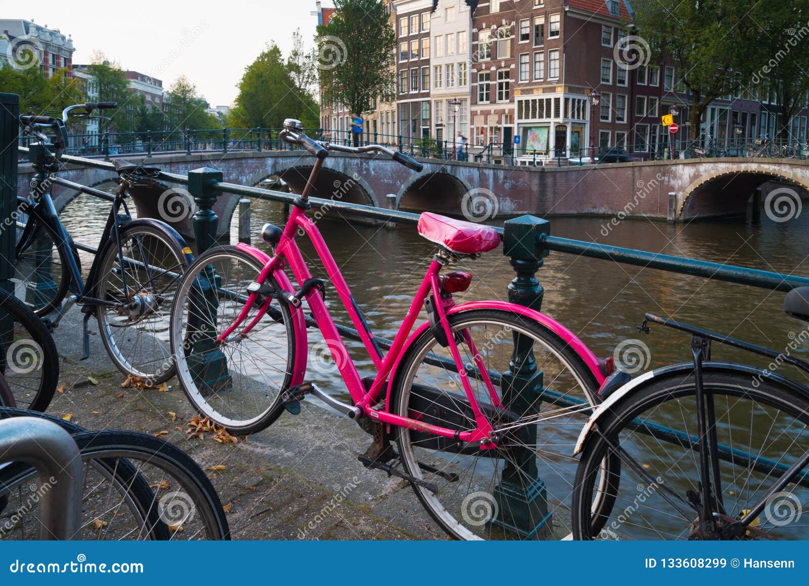 Roze fiets in Amsterdam stock afbeelding. Image of hemel - 133608299