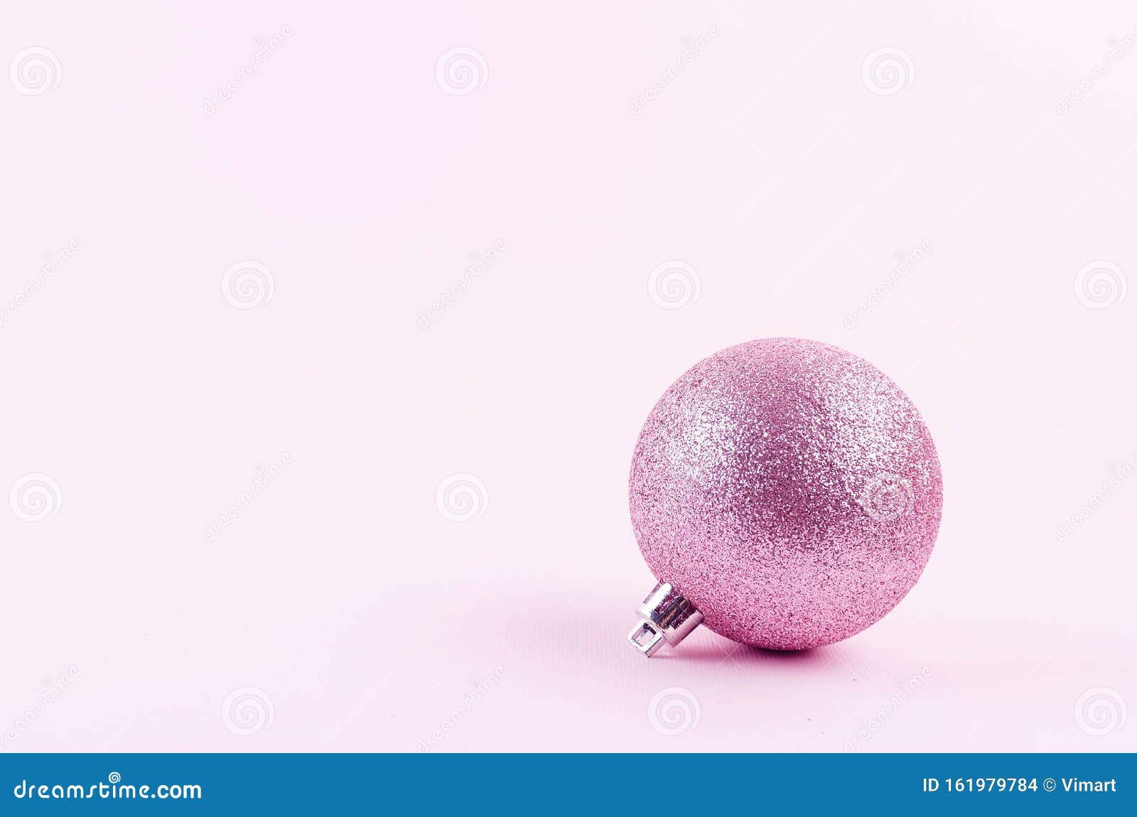 satelliet heroïsch Macadam Roze Kerstballen Op Roze Papieren Achtergrond Stock Foto - Image of  moeilijk, vrolijk: 161979784