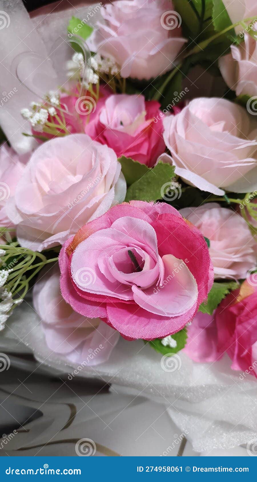 boeket Eigenlijk top Roze Nepbloemen En Lichtroze Bloemen Stock Afbeelding - Image of roze,  vervalsing: 274958061