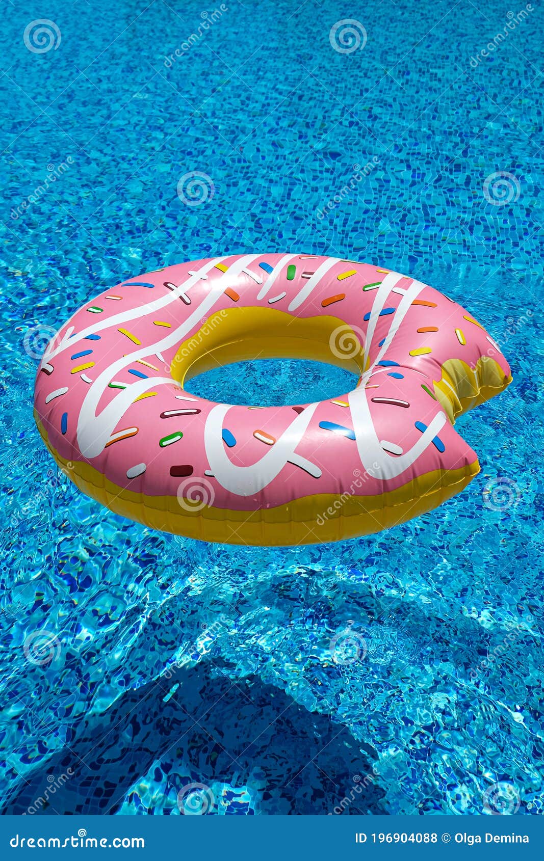 Roze Donut Doughnut Floating in Accessoires Strandpooling. Zomervakantie Stock Foto - Image of matras, cirkel: 196904088