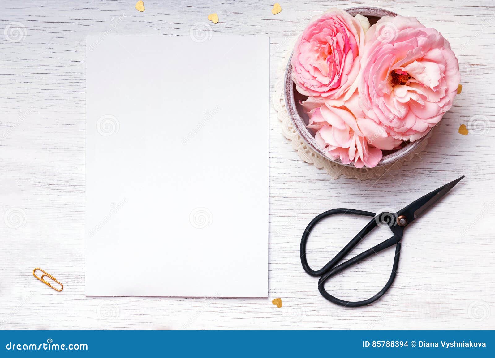 Roze Rozen En Leeg Document Op De Witte Lijst Stock Foto - Image of ...