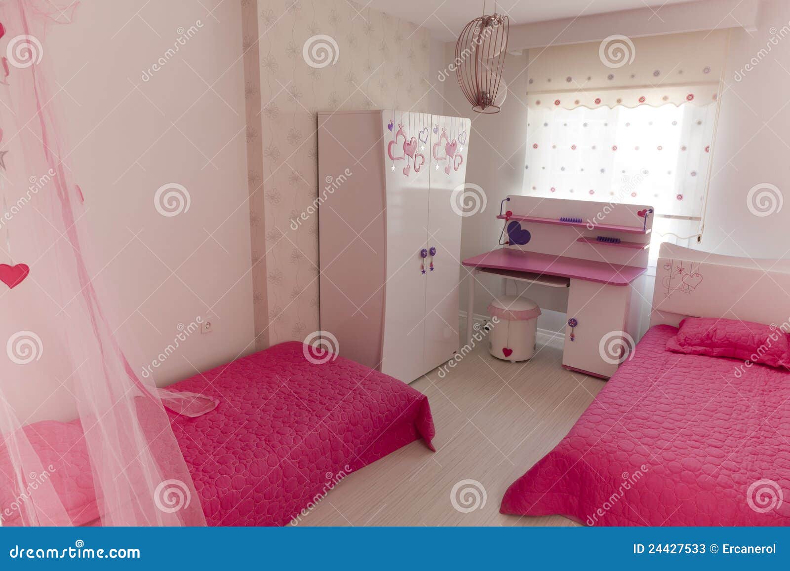 Roze slaapkamer, bedden en bureau stock foto's afbeelding: 24427533