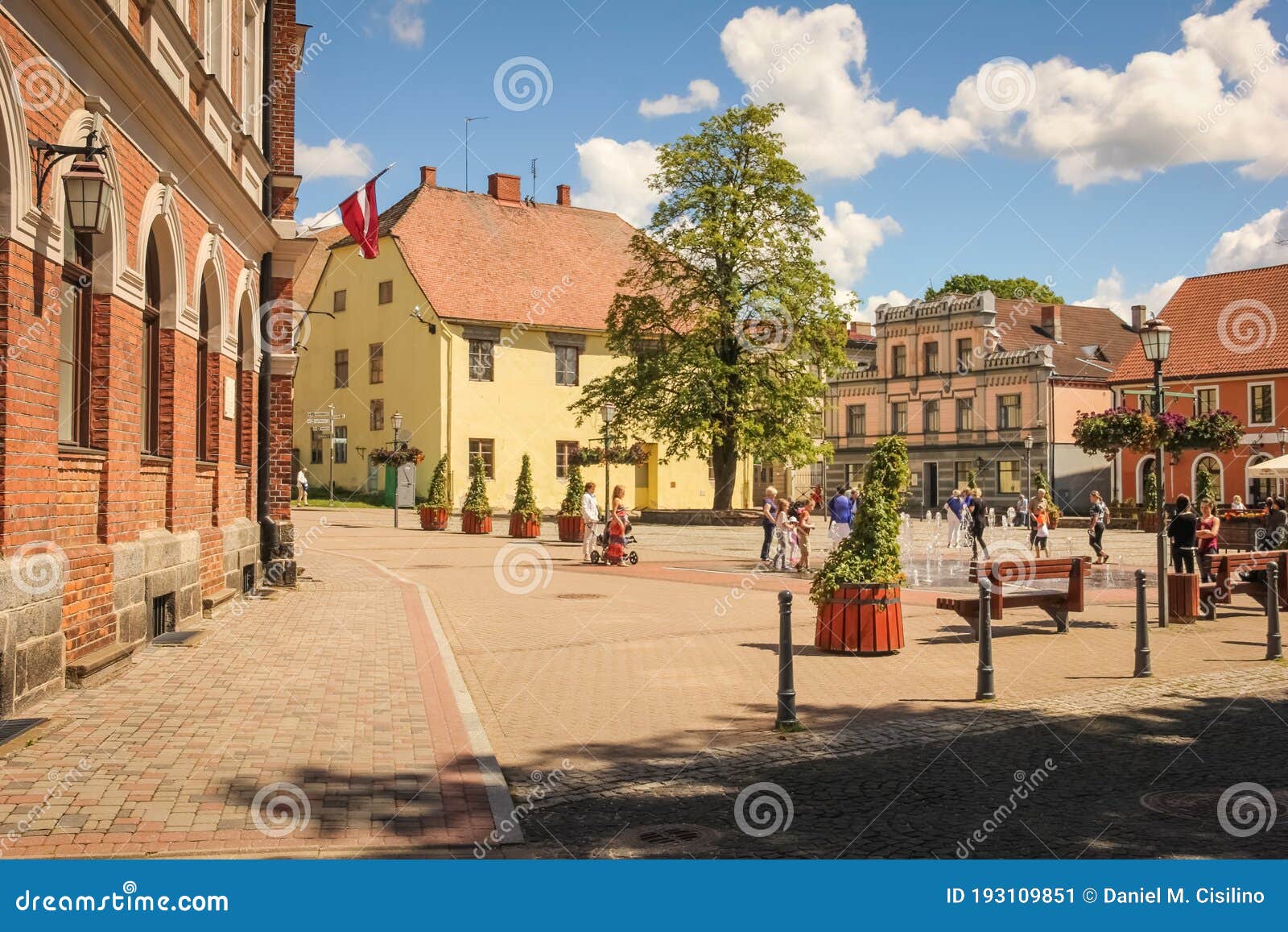 Foto de Moinho De Vento Na Medieval Cesis Região Da Letônia e mais