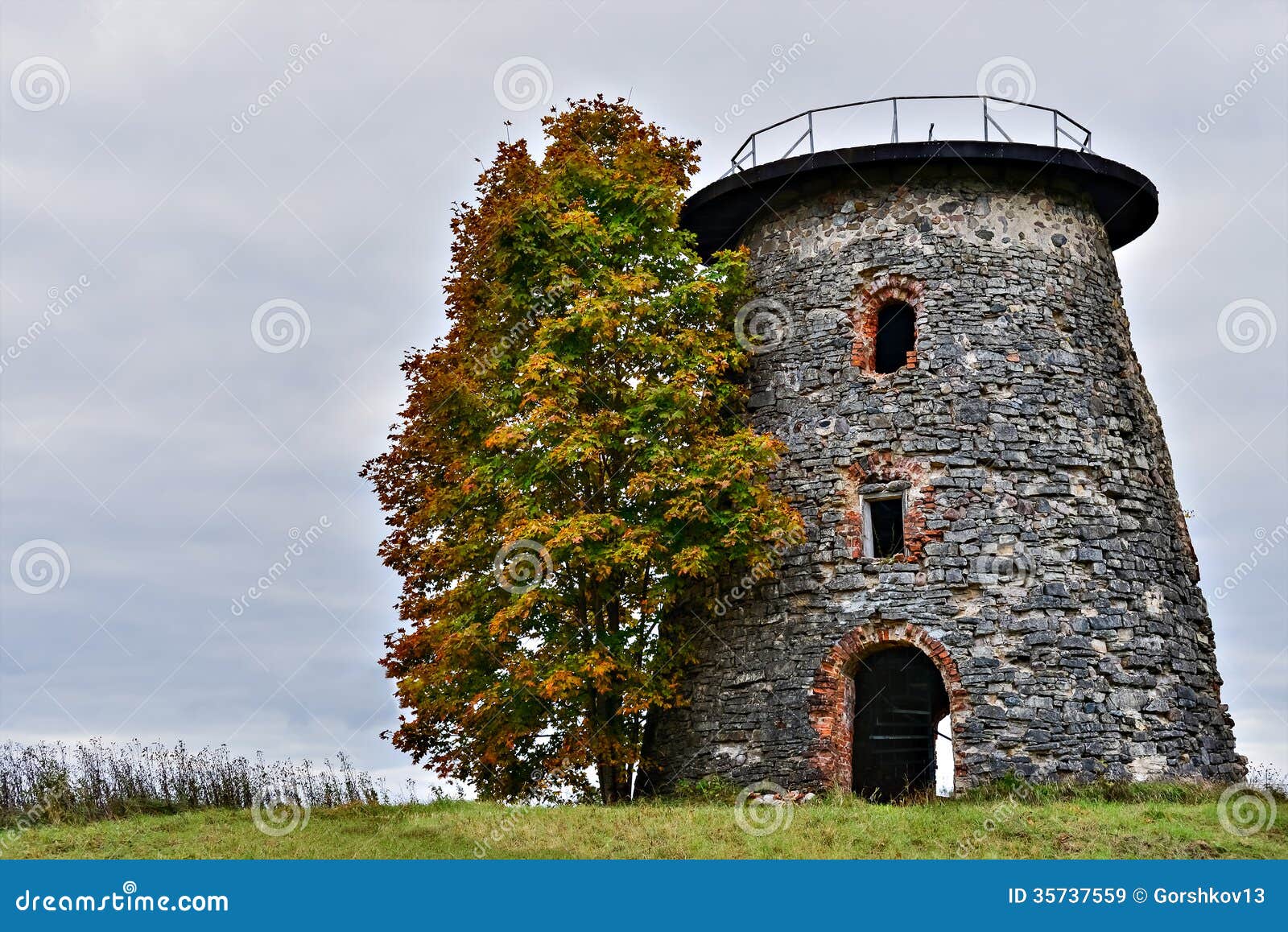 Foto de Moinho De Vento Na Medieval Cesis Região Da Letônia e mais