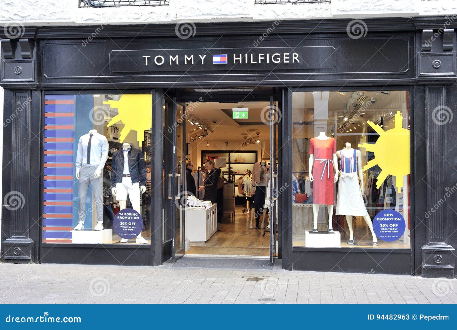 Rua Da Loja, Galway, Irlanda Junho De 2017, Tommy Hilfiger Store, Soldado  Foto de Stock Editorial - Imagem de alto, festival: 94482963