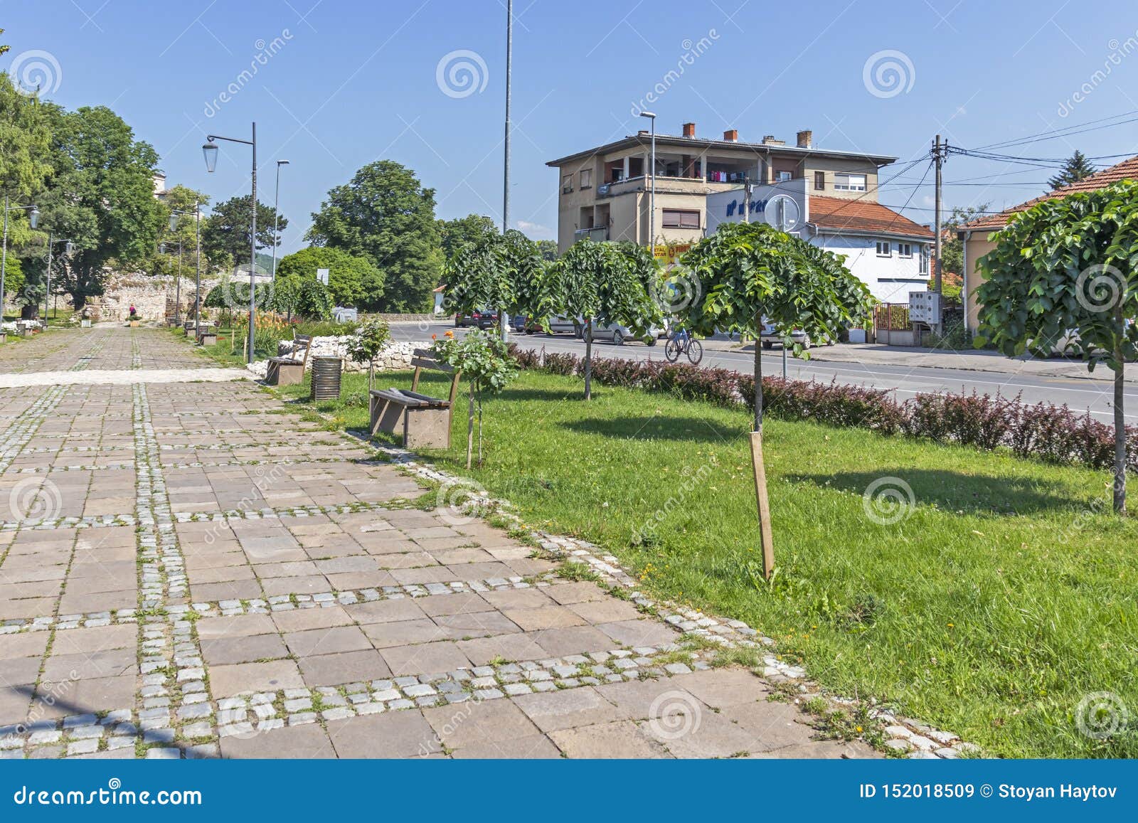 Rua e construção típicas na cidade de Pirot, Sérvia. PIROT, SÉRVIA - 15 DE JUNHO DE 2019: Rua e construção típicas na cidade da Sérvia de Pirot, do sul e oriental