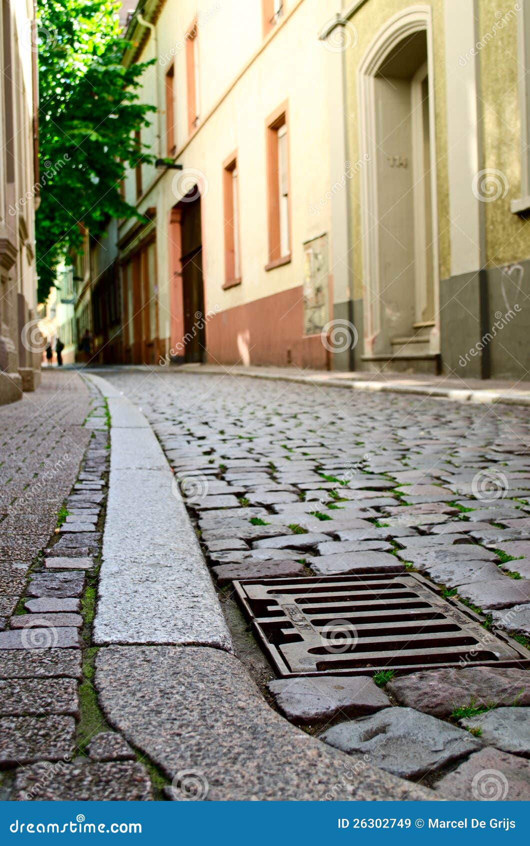 Rua pequena. Opinião da rua em Heidelberg Alemanha
