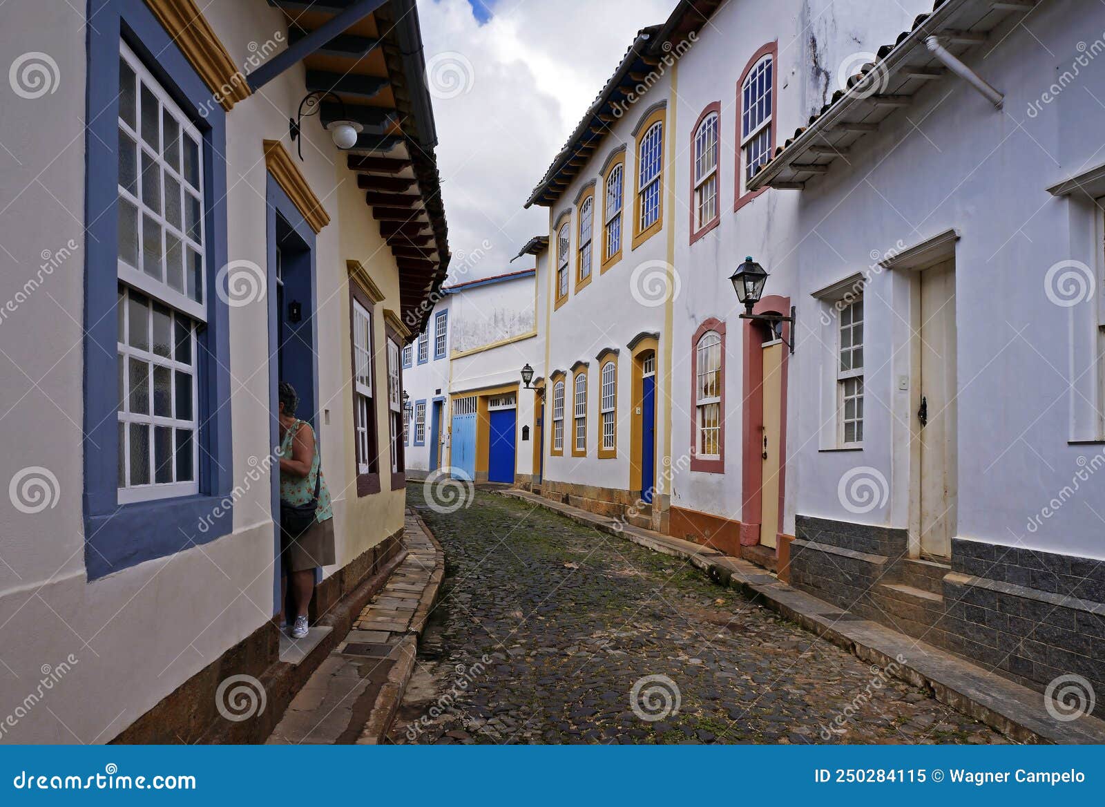 Rua Típica Da Cidade Histórica De Sao Joao Del Rei Conhecida Como Rua De  Casas Tortas Imagem Editorial - Imagem de arquitetura, estilo: 250284115