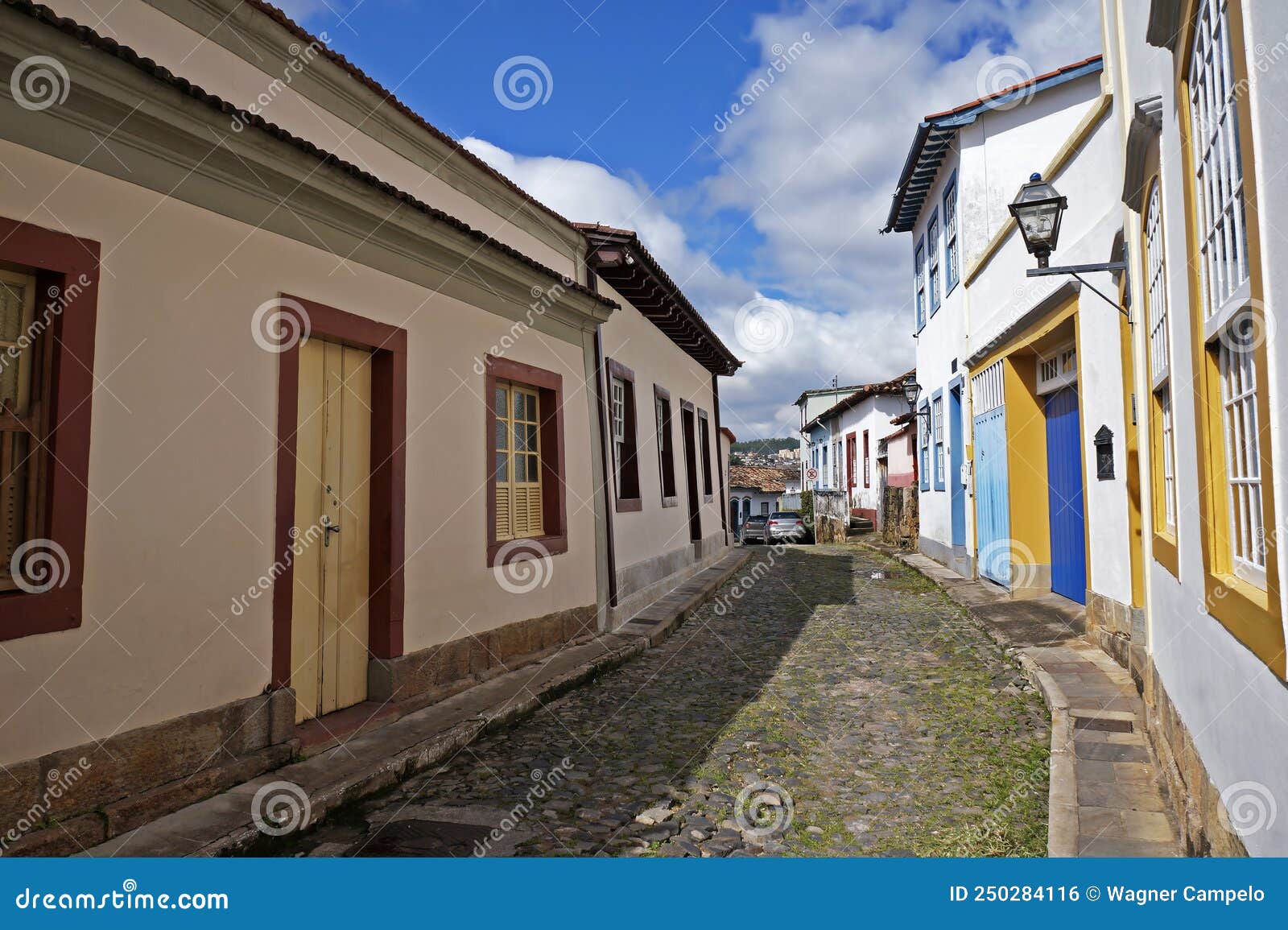 File:PedroVilela Rua das Casas Tortas São João Del Rei MG (40824500402).jpg  - Wikimedia Commons