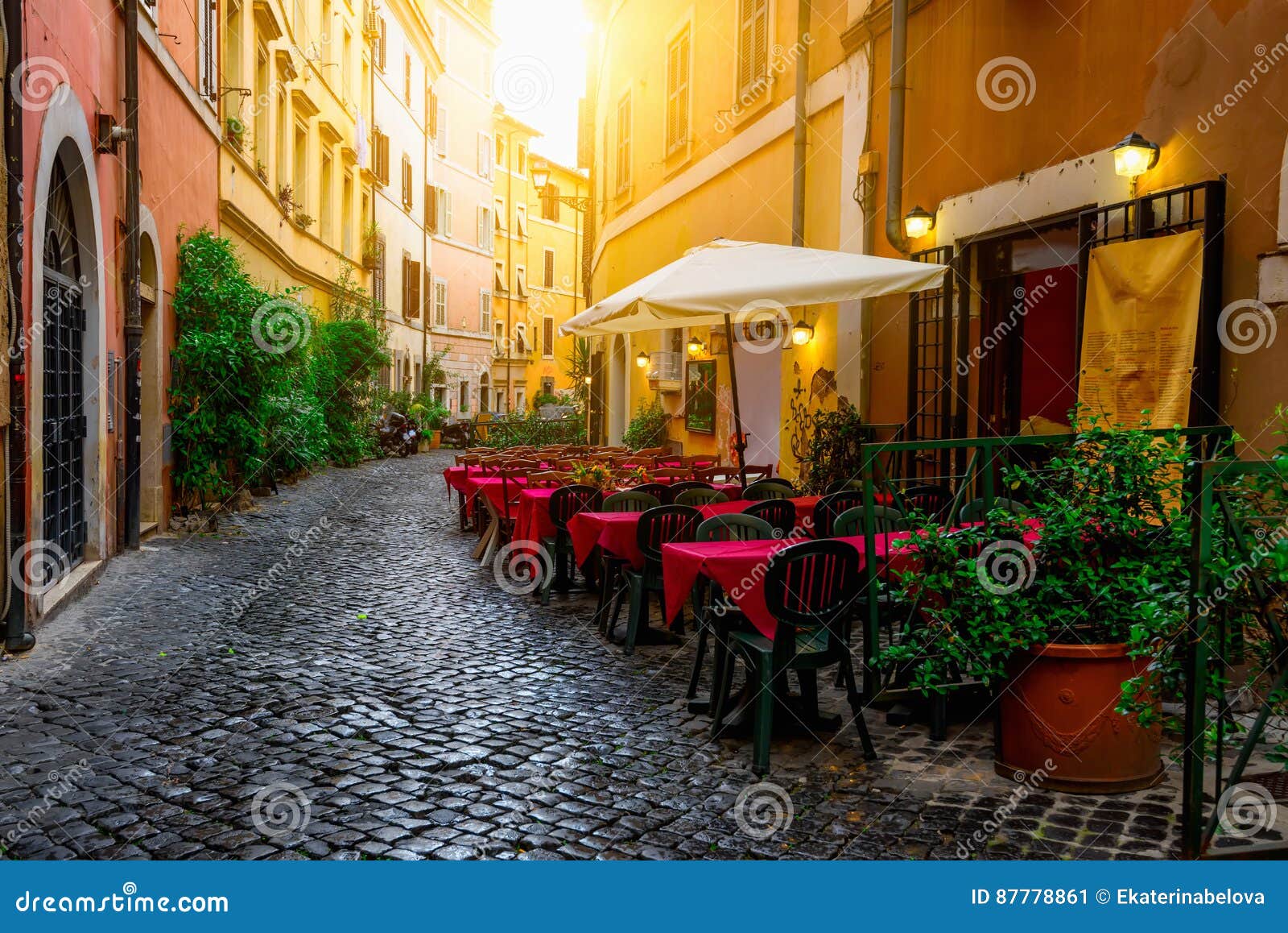 Rua velha acolhedor em Trastevere em Roma, Itália