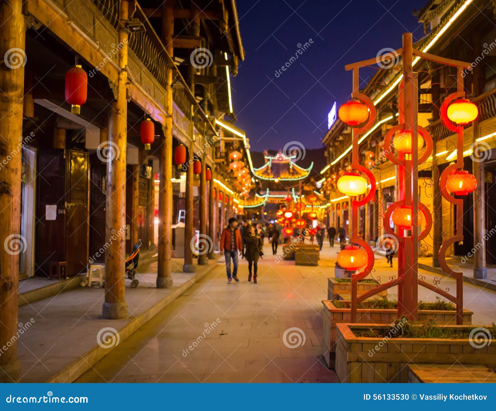 Ruas Brilhantes E Elegantes Da Noite De China Foto de Stock - Imagem de  povos, cena: 56133530