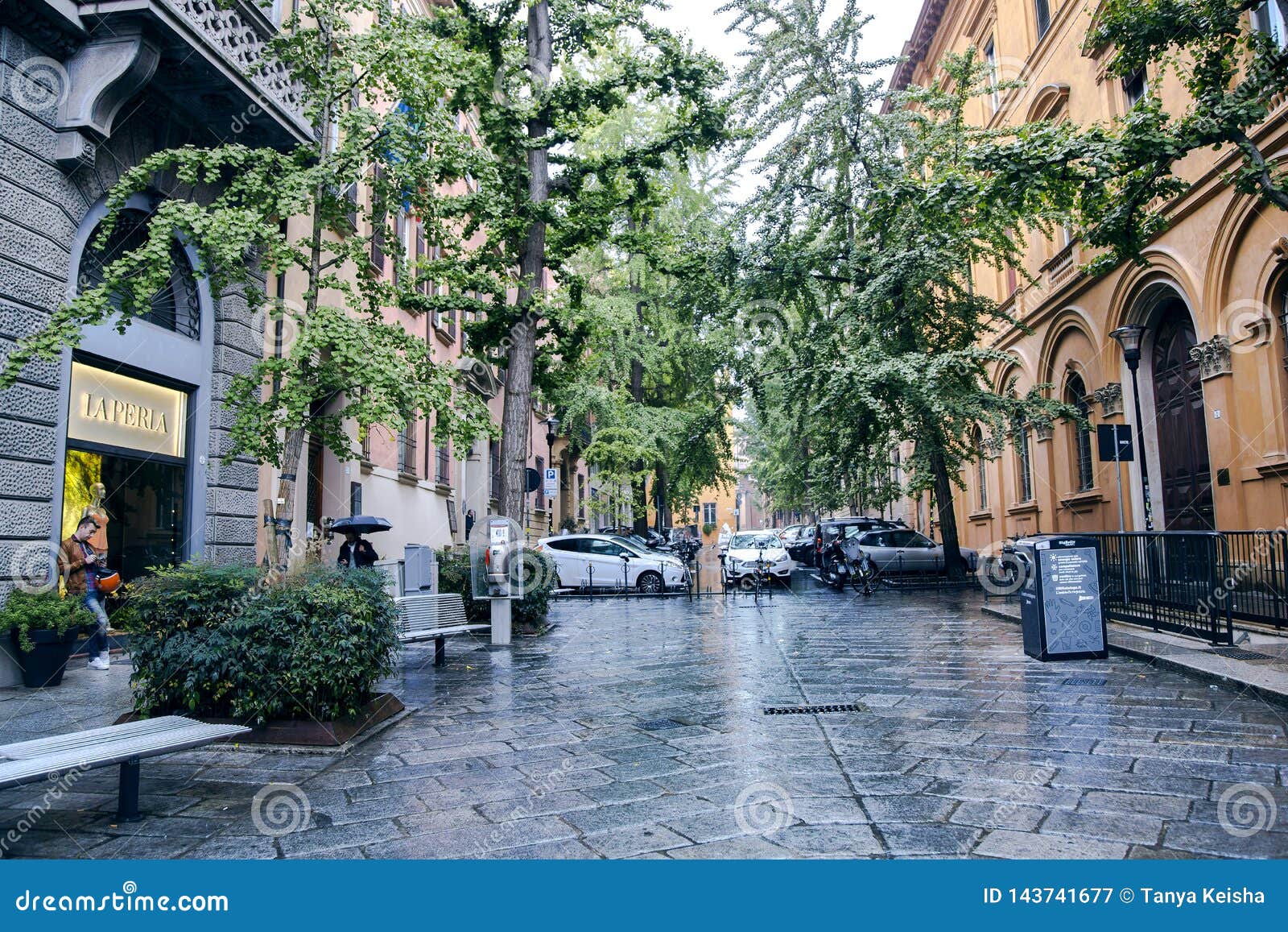 fachadas escuras de casas na rua estreita em roma 12256485 Foto de stock no  Vecteezy