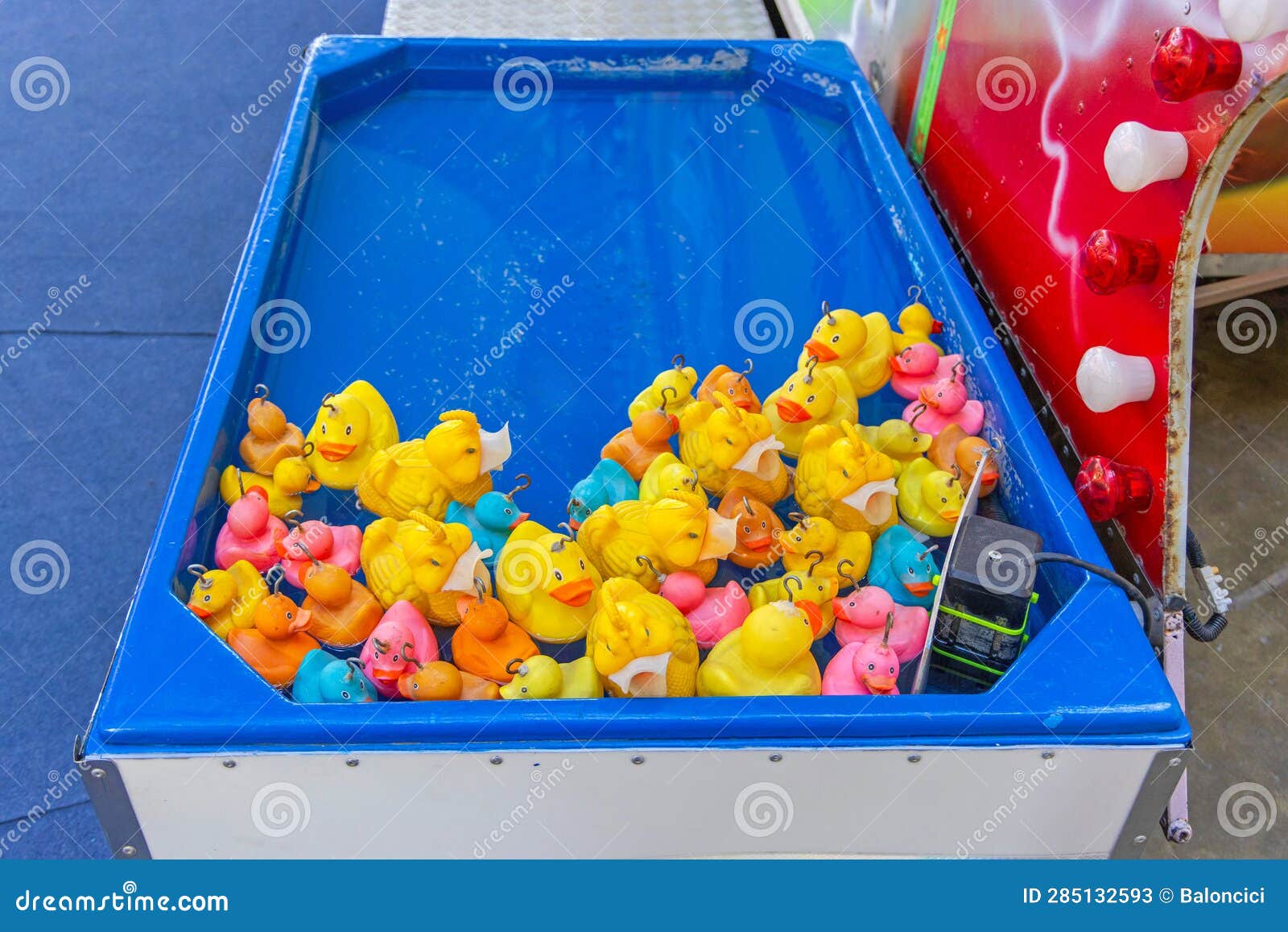 https://thumbs.dreamstime.com/z/rubber-duck-game-pool-yellow-ducks-amusement-park-fishing-kids-285132593.jpg