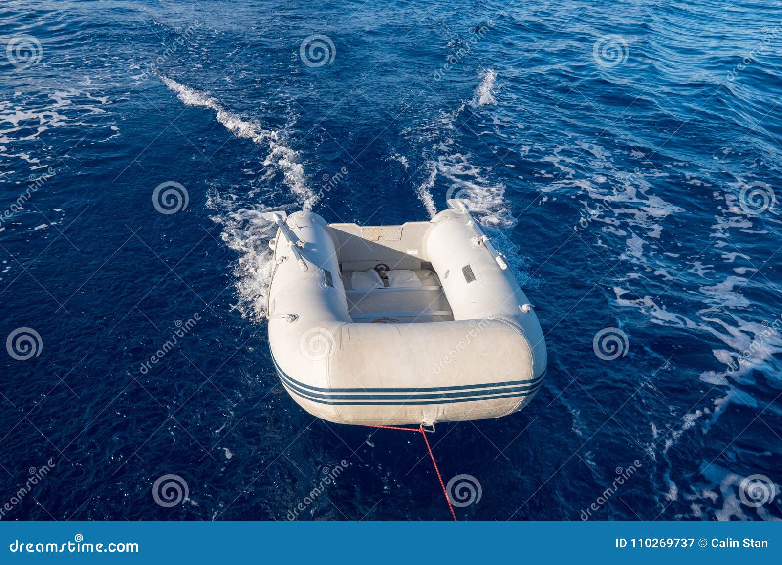 Geweldig Oppositie raket Rubberboot (of Dingey) Opblaasbare Die Kleine Boot Door Een Jacht in Wordt  Gesleept Stock Afbeelding - Image of gesleept, oceaan: 110269737