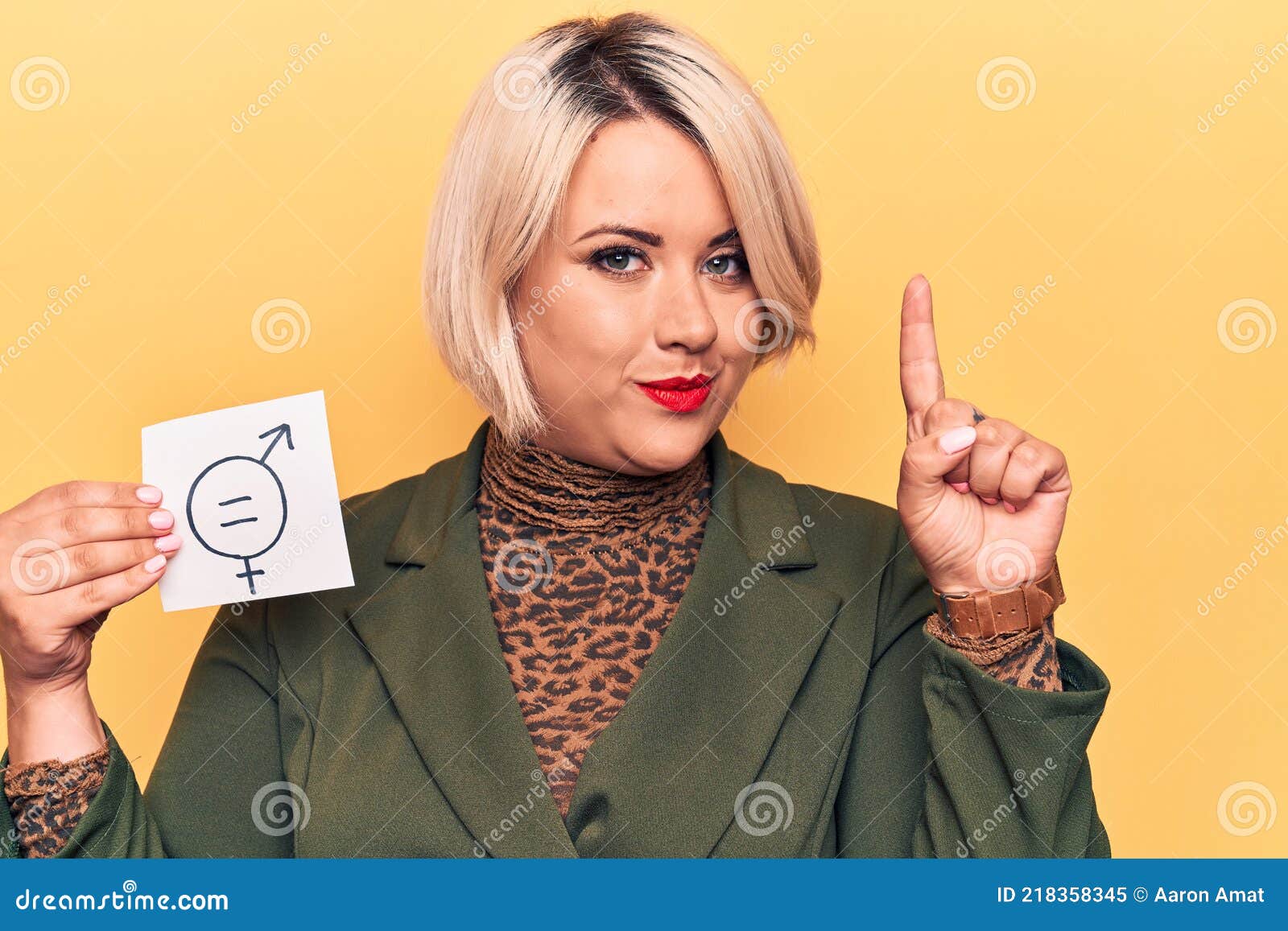 Rubia Talla Grande Mujer Pidiendo Igualdad De Sexo Sujetando Papel Con Mensaje De Igualdad De Género Sonriendo Con Una Idea O Preg Imagen de archivo