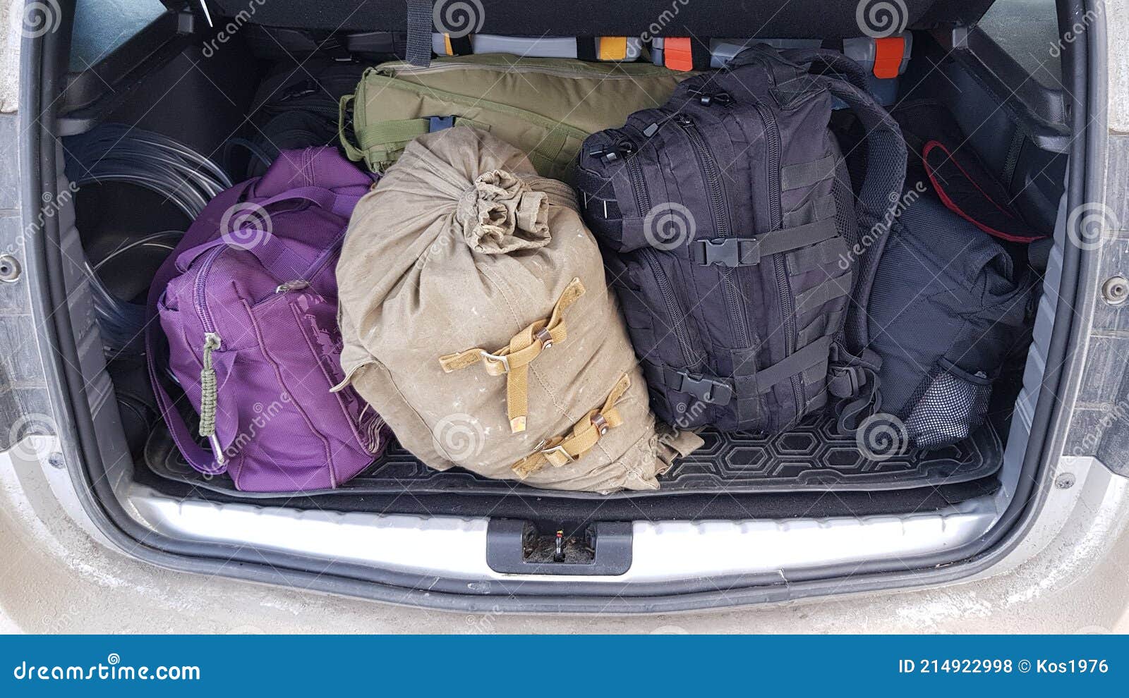 Rucksäcke Und Taschen Im Kofferraum Des Autos Stockfoto - Bild von farbe,  metall: 214922998