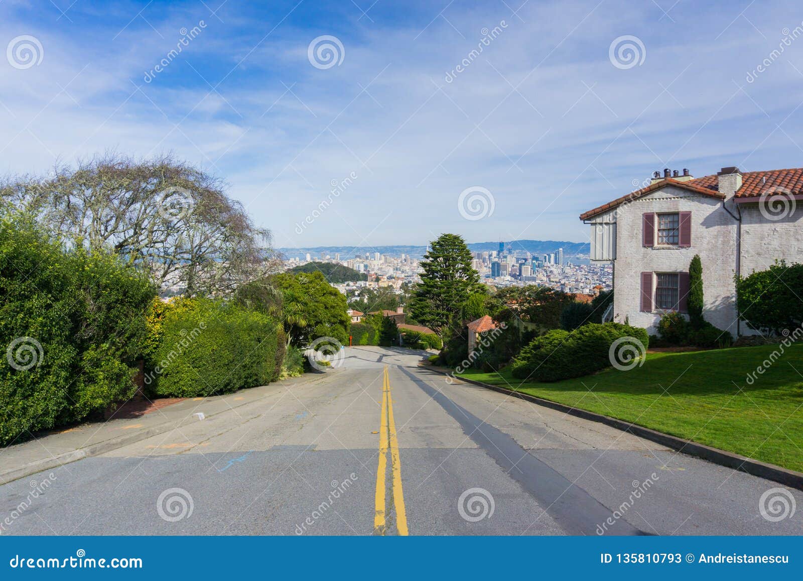 Rue A Double Sens Dans La Zone Residentielle De San Francisco Vues Du Centre A L Arriere Plan La Californie Image Stock Image Du Californie Vieux