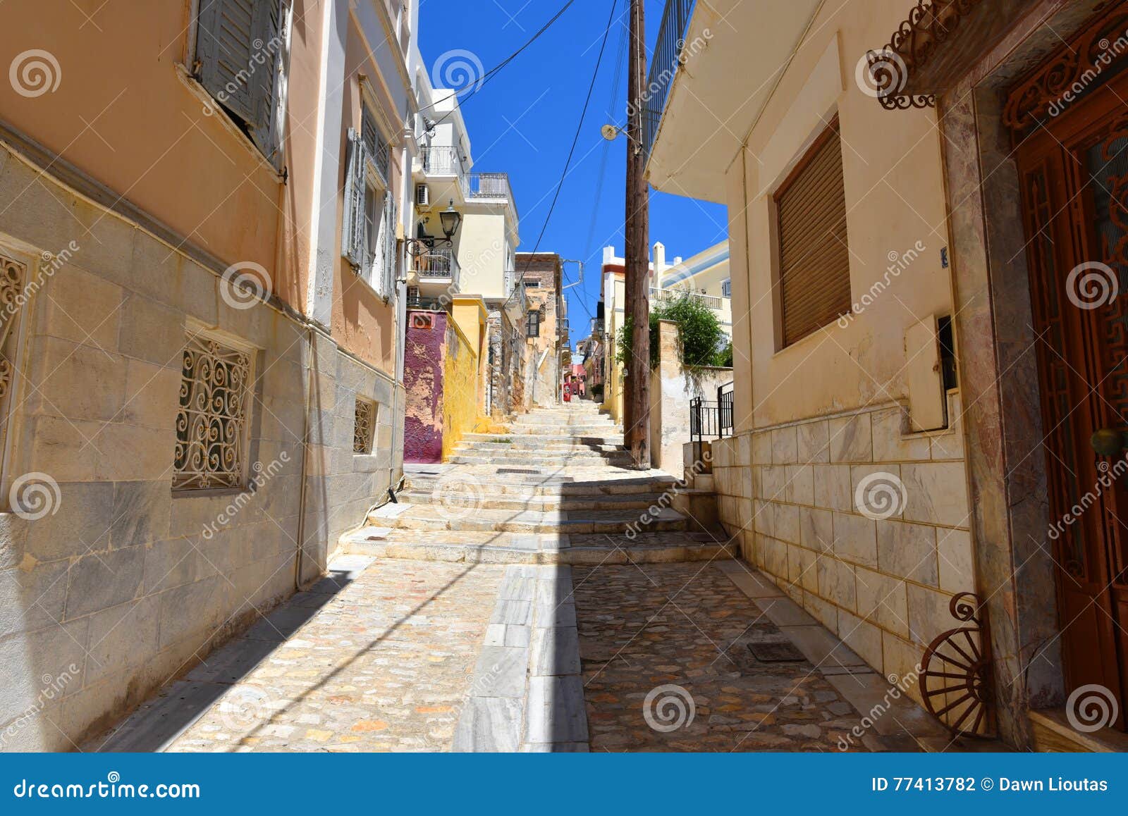 Rue dans Ermoupoli Syros, Grèce. C'est une rue dans Ermoupoli sur l'île de Syros, Grèce