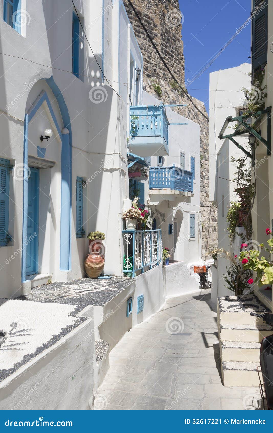 Rue grecque étroite image stock. Image du blanc, vieux 32617221