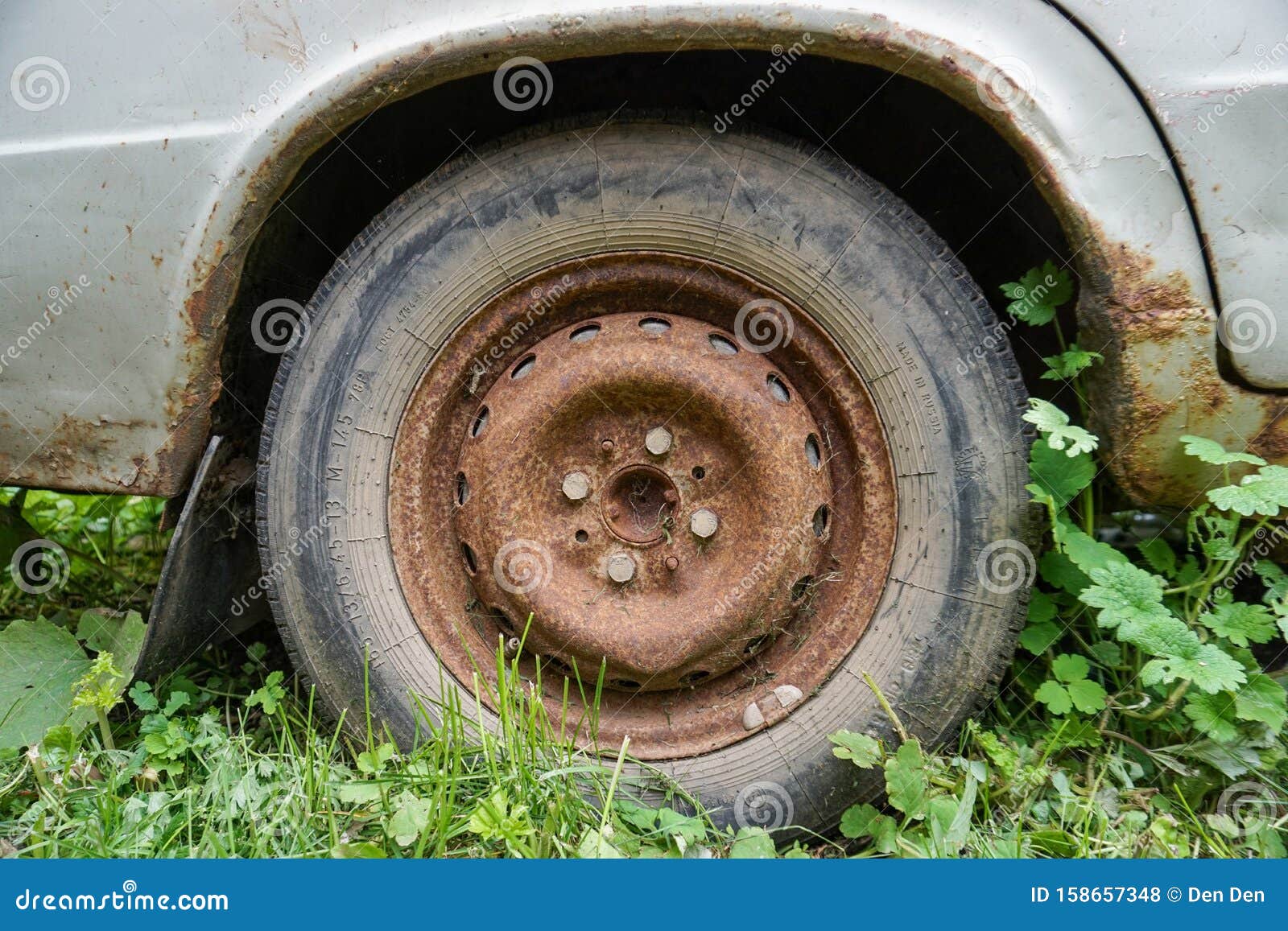 Rueda de coche antigua foto de archivo. Imagen de rusia - 158657348