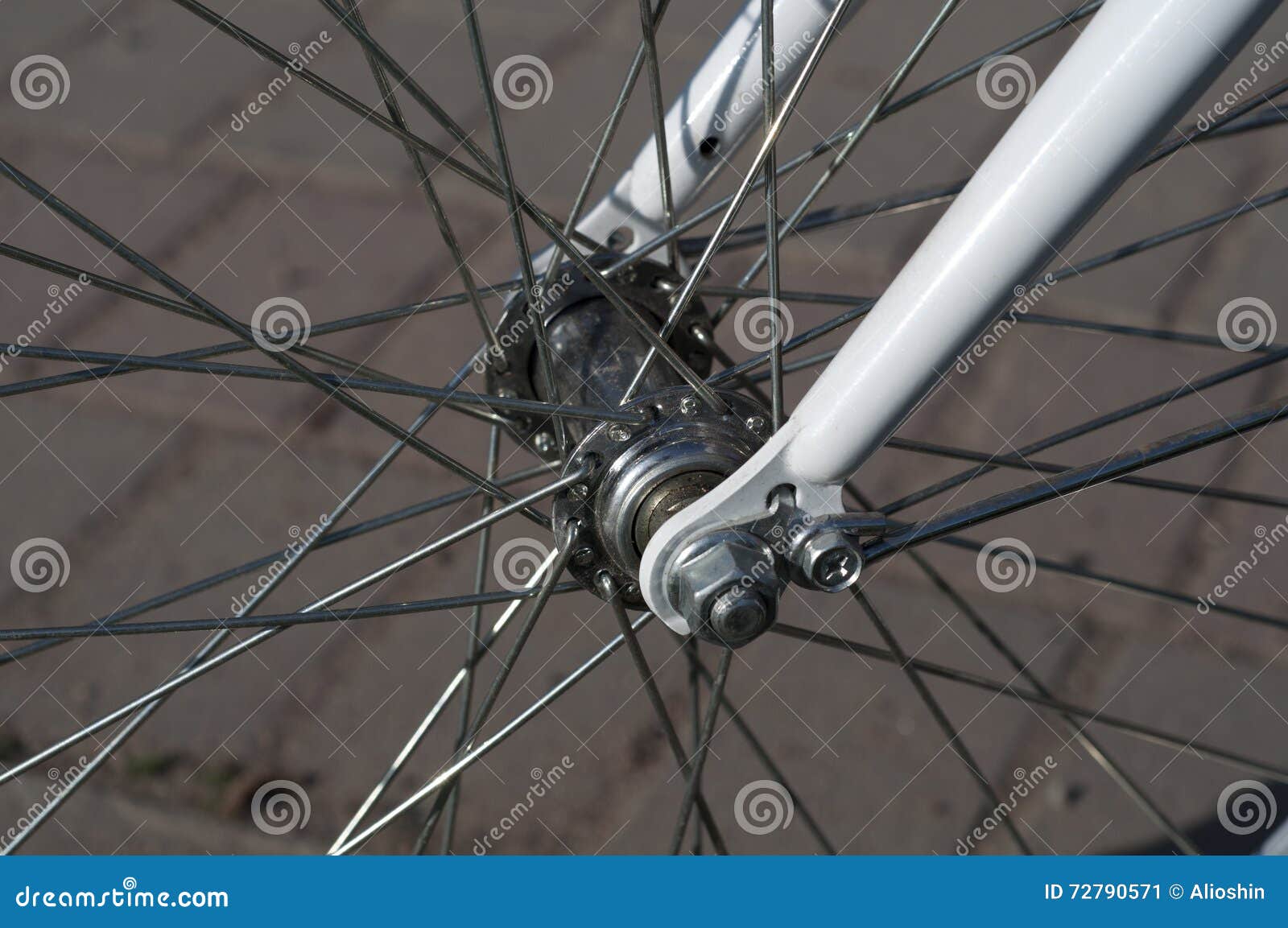 Rueda Delantera La Bici Eje De La Bicicleta Imagen de archivo - Imagen de metal, mecanismo: 72790571