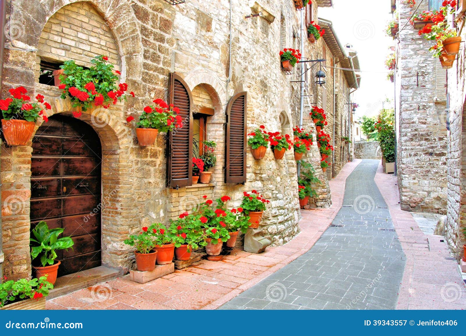 Ruelle Italienne Remplie Par Fleur Image stock - Image du construction