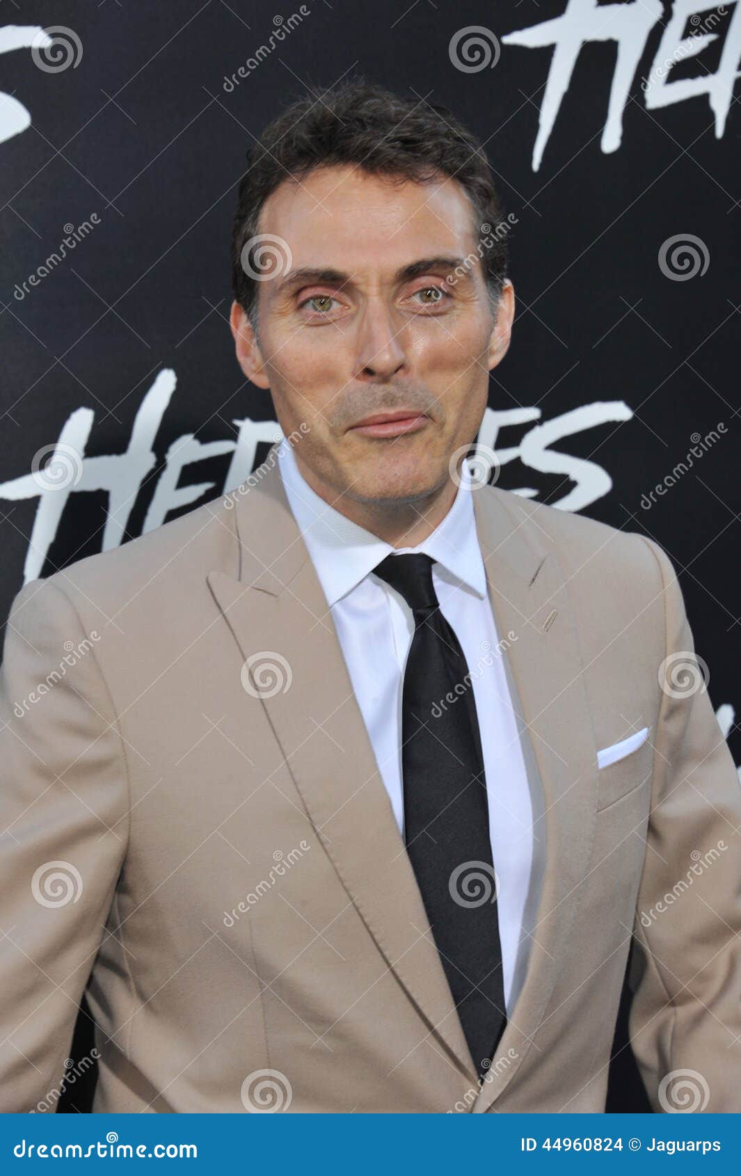 LOS ÁNGELES, CA - 23 DE JULIO DE 2014: Rufus Sewell en la premier de su película Hércules en el teatro chino del TCL, Hollywood