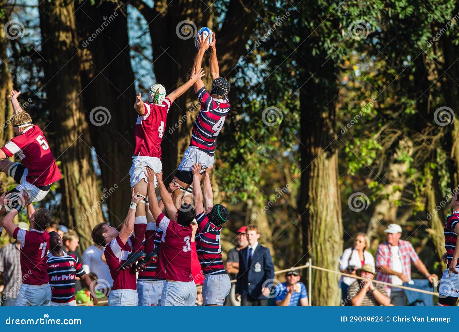 Rugby-Aktion Zeile-heraus Sprung. Highschool Rugby Derby jede Jahreszeit zwischen Pietermaritzburg-College und Kearsney College. Schüler unterstützen und das Überwachen 1. der Teams in der Aktion mit Zeile, vorbei zu springen schickt für die Kugel. nach.