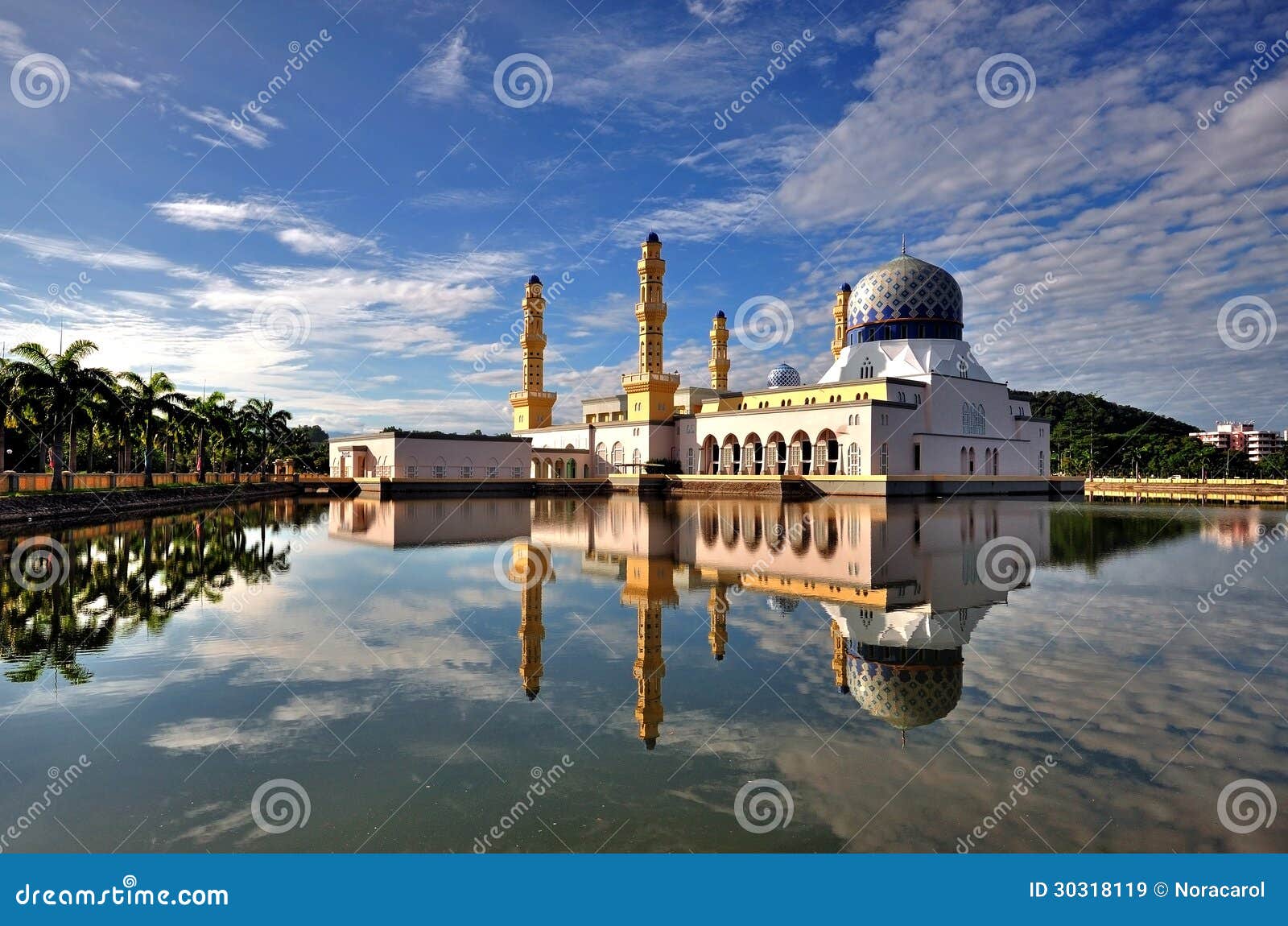 Sich Hin- Und Herbewegende Stadt-Moschee in Kota Kinabalu Sabah Borneo