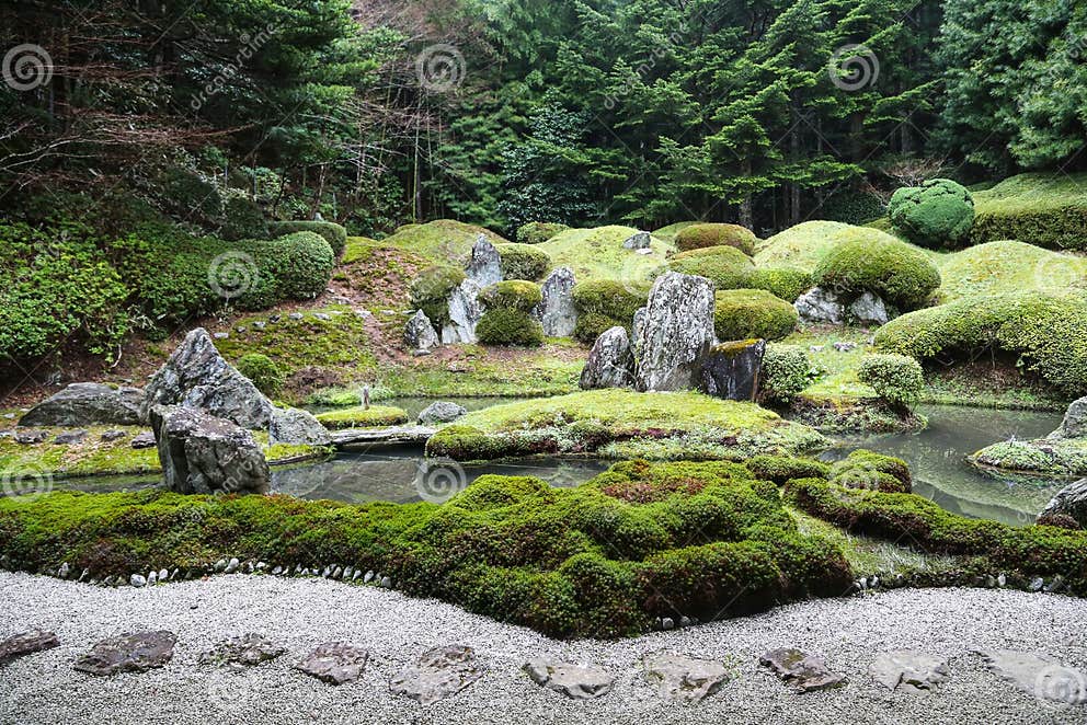 Ruhiger Japaner Zen Garden Mit Teich, Felsen, Kies Und Moos Stockbild