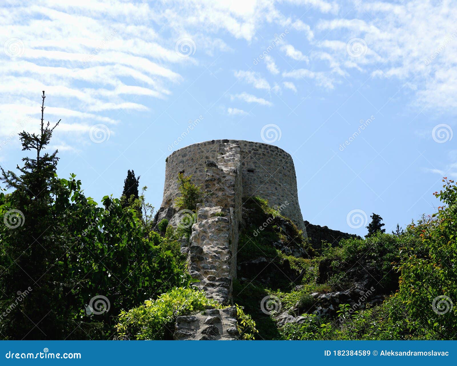 Ruin Tower Van Het Oude Kasteel Van Medieval Zudika In De Kroatische Stad  Kastav Stock Afbeelding - Image Of Archeologie, Cultuur: 182384589