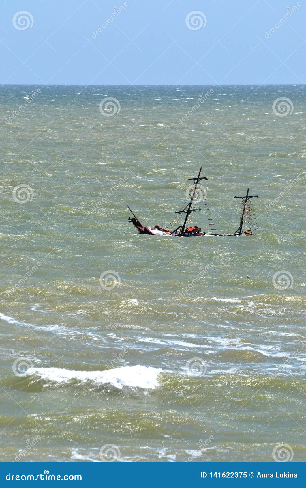 Ruina de madera de la nave en el mar en día soleado después de la tormenta