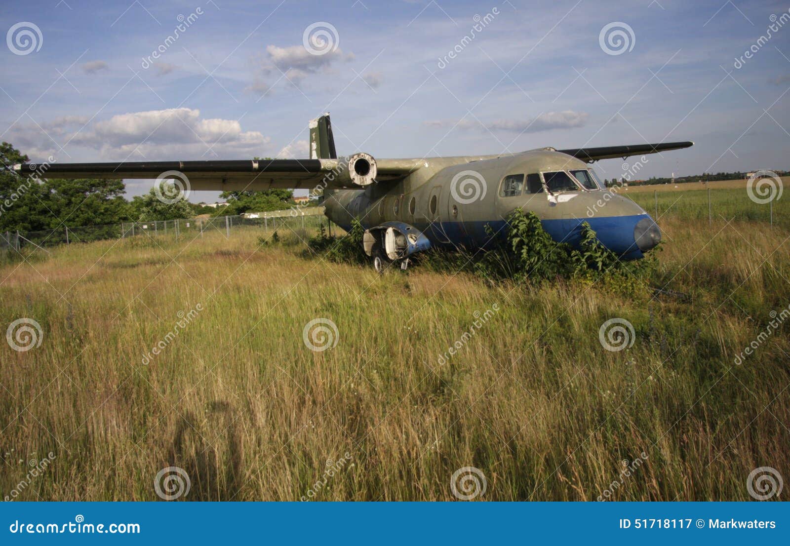 CIRCA JUNIO DE 2014 - BERLÍN: ruina del aeroplano - impresiones del Tempelhofer Feld, el aeropuerto anterior de Berlín-Tempelhof que se ha reajustado como parque público, Berlín