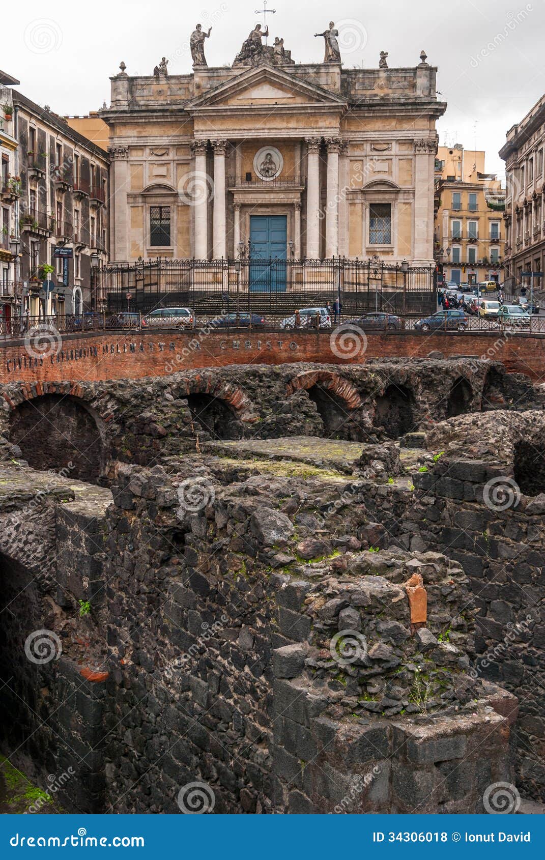 Ruina Del Anfiteatro Romano, Catania Foto de archivo - Imagen de piedra,  teatro: 34306018, image size:1071x1690