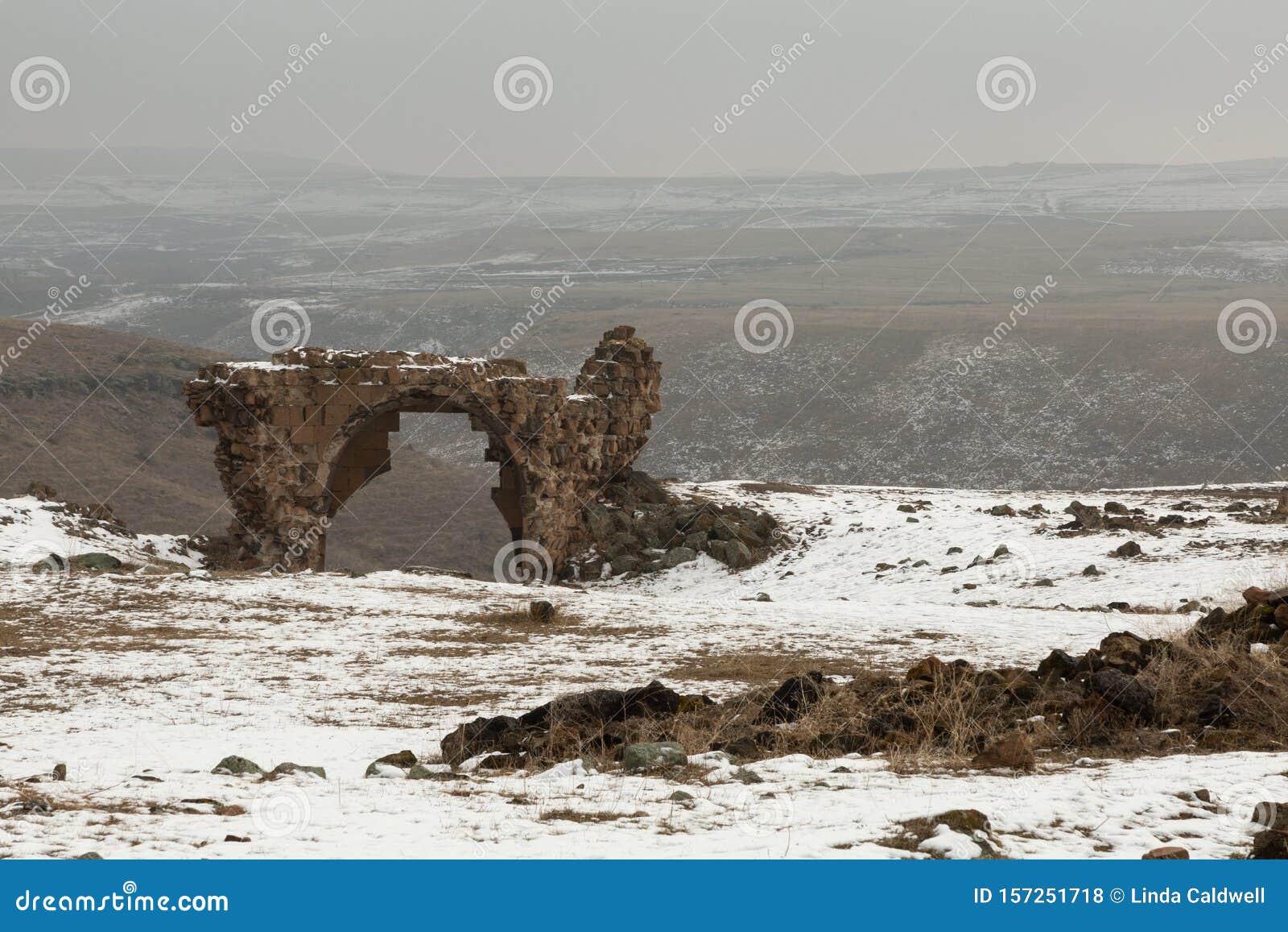 admirar Peculiar Rápido Ruinas Cubiertas De Nieve De Los Antiguos Ani Foto de archivo - Imagen de  recorrido, campo: 157251718