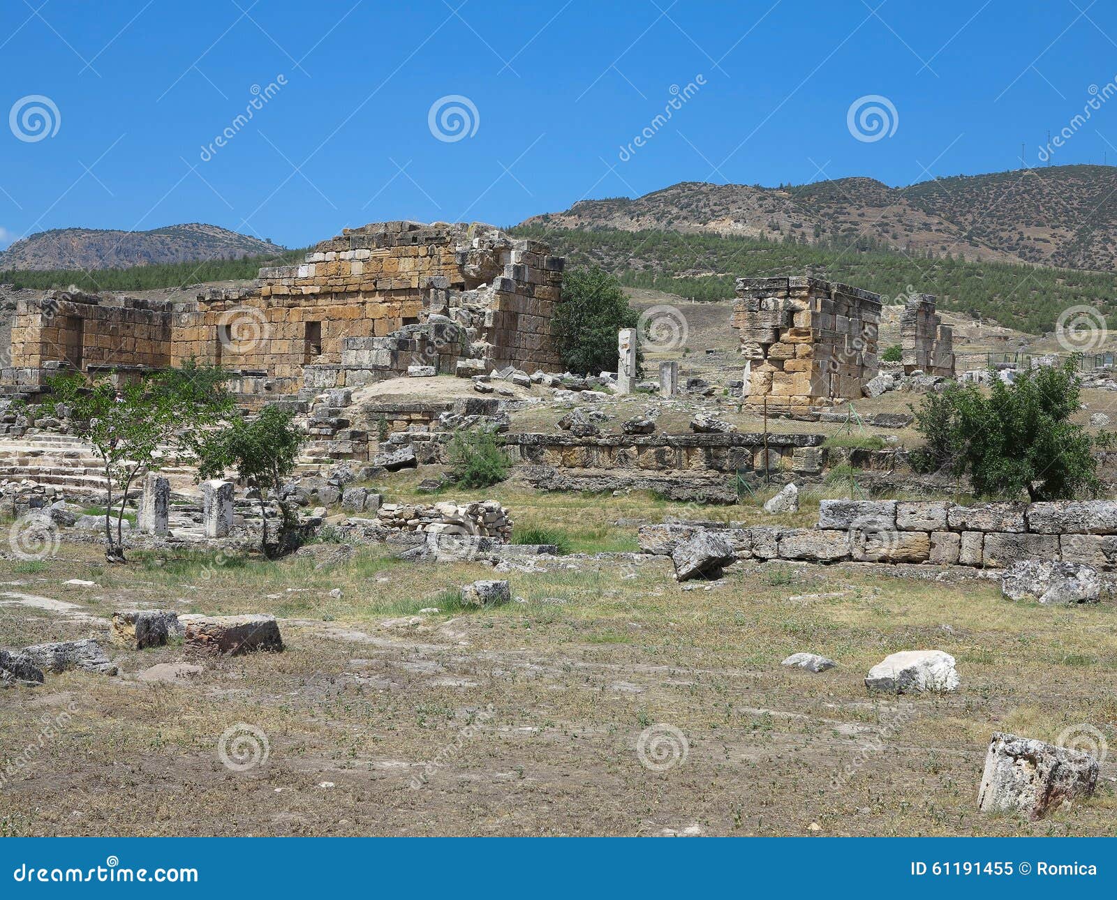 Ruinas de la ciudad antigua de Hierapolis y del cielo azul