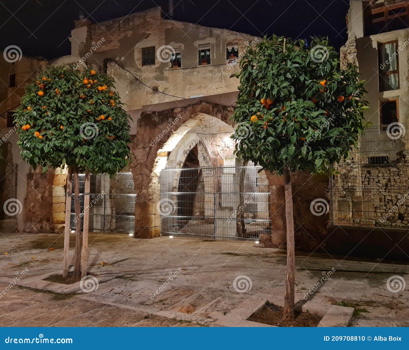 Ruinas Del Casco Antiguo Judío En El Casco Antiguo De Tarragona. Arcos  Puntiagudos Revelados De La Naranja De La Excavación Arqueo Foto de archivo  - Imagen de viejo, noche: 209708810