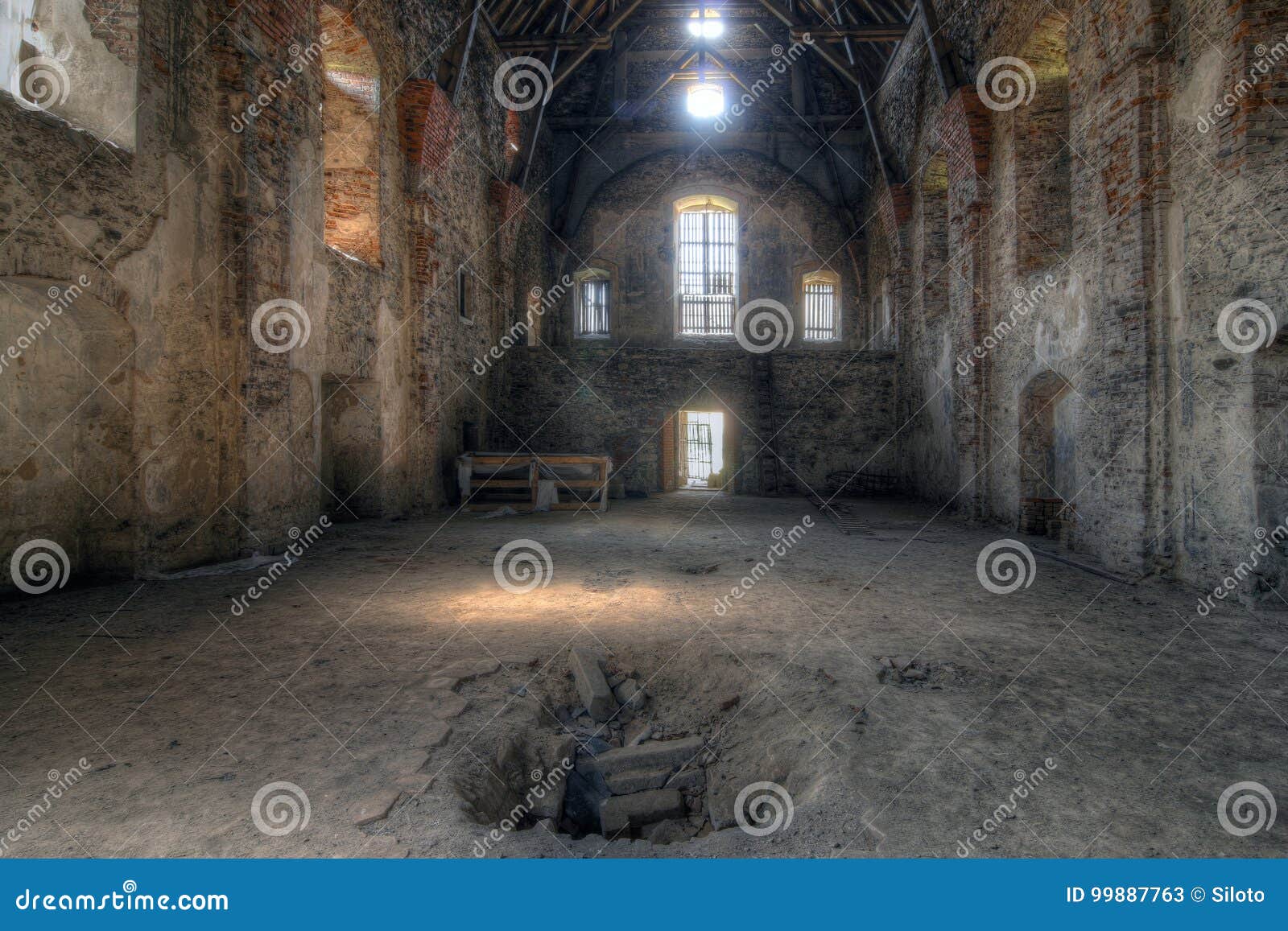 Ruinas Viejas De La Iglesia Abandonada Imagen de archivo - Imagen de  vistas, monasterio: 99887763