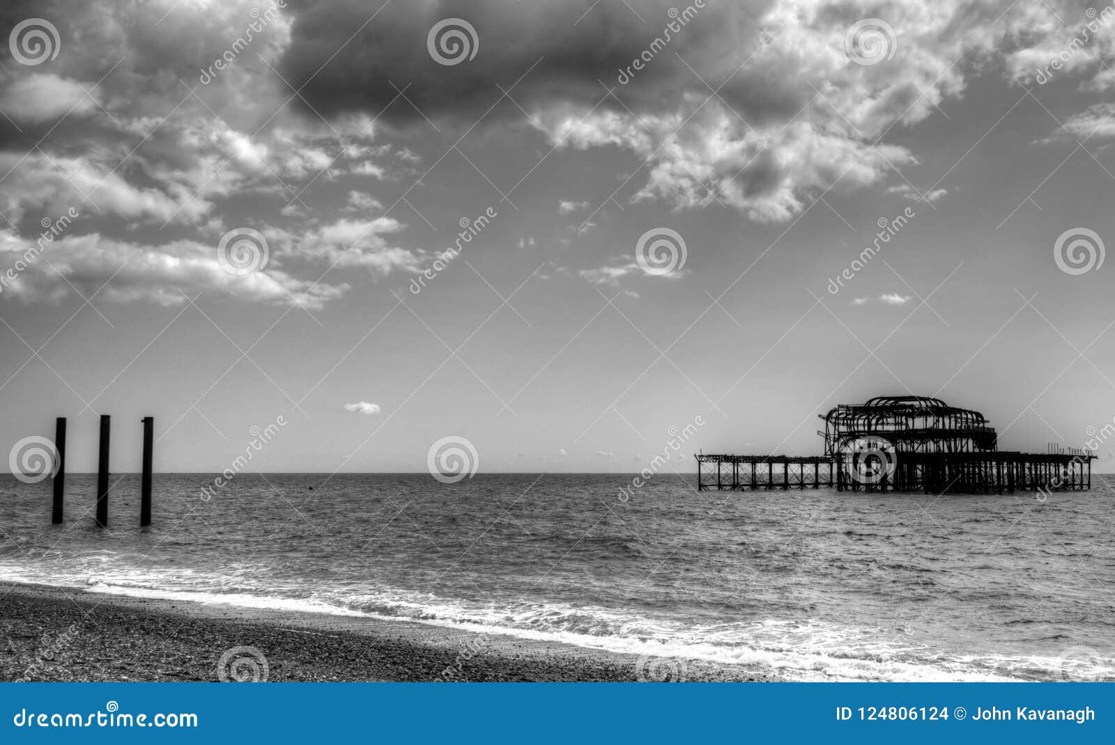 Ruine de Brighton West Pier, Royaume-Uni. Brighton, Royaume-Uni - 25 août 2018 : La ruine du pilier occidental en Brighton United Kingdom a tiré en noir et blanc avec la mer et la plage en nuages de premier plan et de tempête à l'arrière-plan