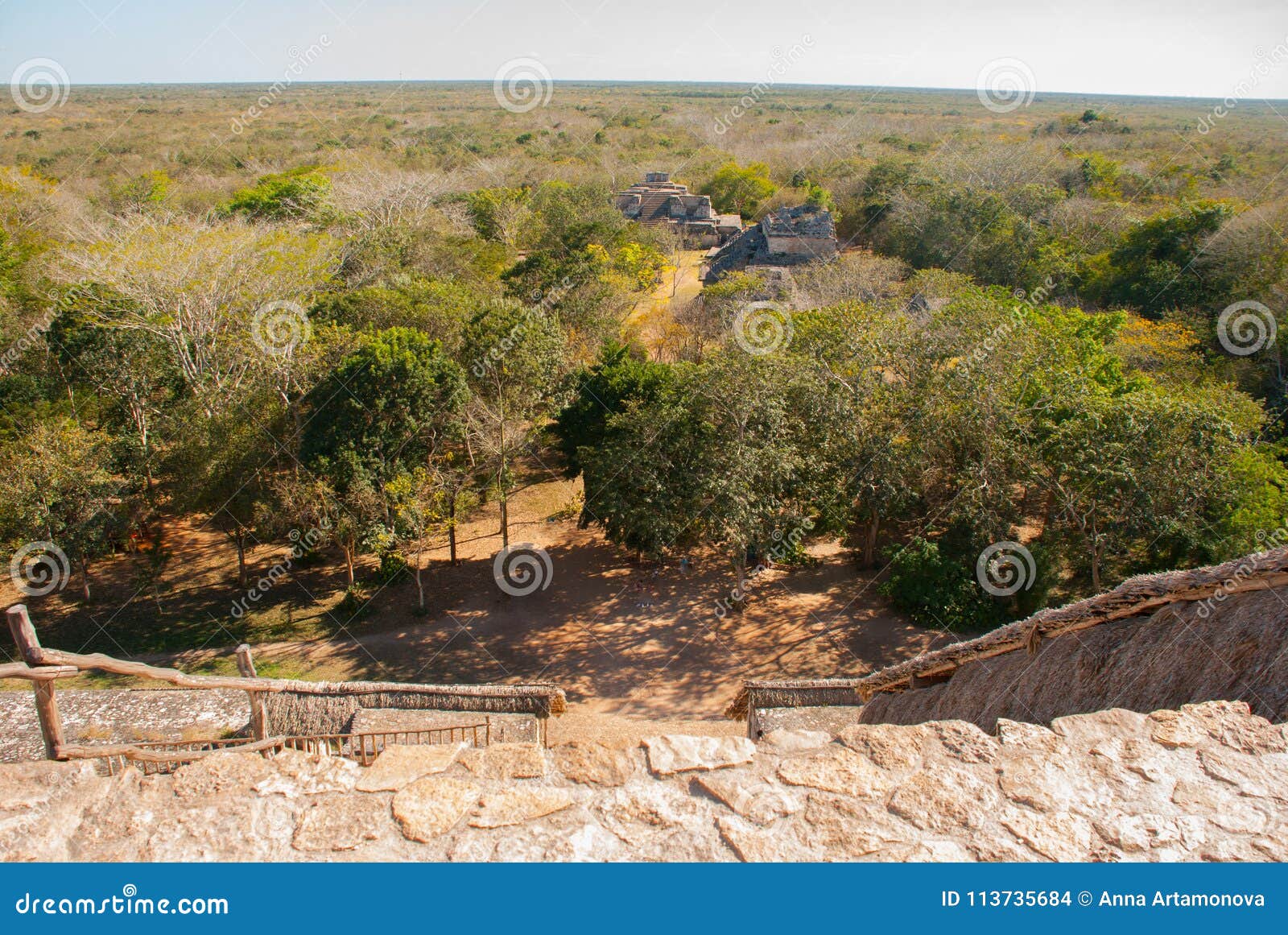 Ruines majestueuses dans Ek Balam Ek Balam est un site archéologique de Maya de Yucatec dans la municipalité de Temozon, Yucatan,. Ruines majestueuses dans Ek Balam, ville maya antique Ek Balam est un site archéologique de Maya de Yucatec dans la municipalité de Temozon, Yucatan, Mexique