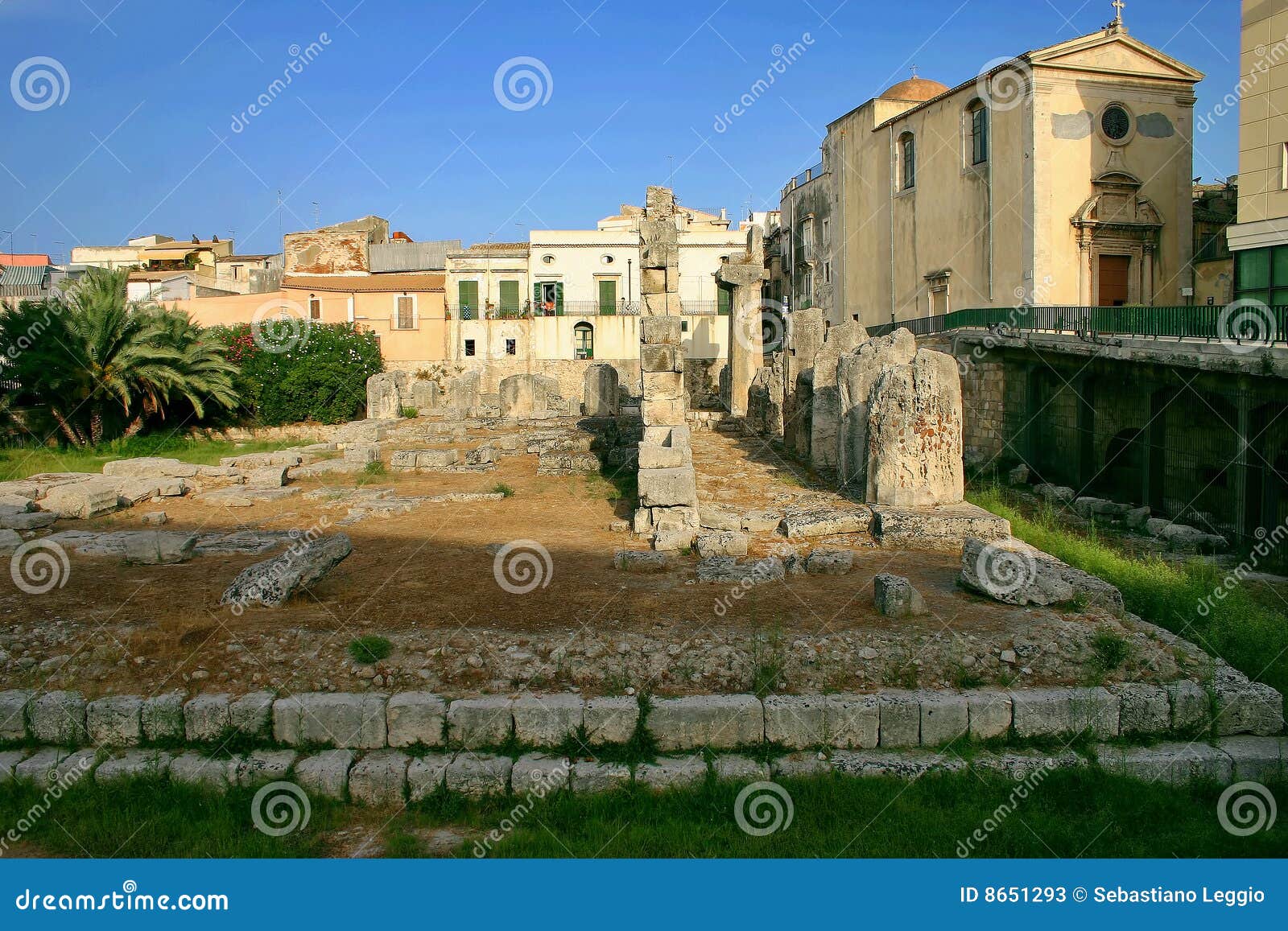 ruins of the apollo temple in siracusa