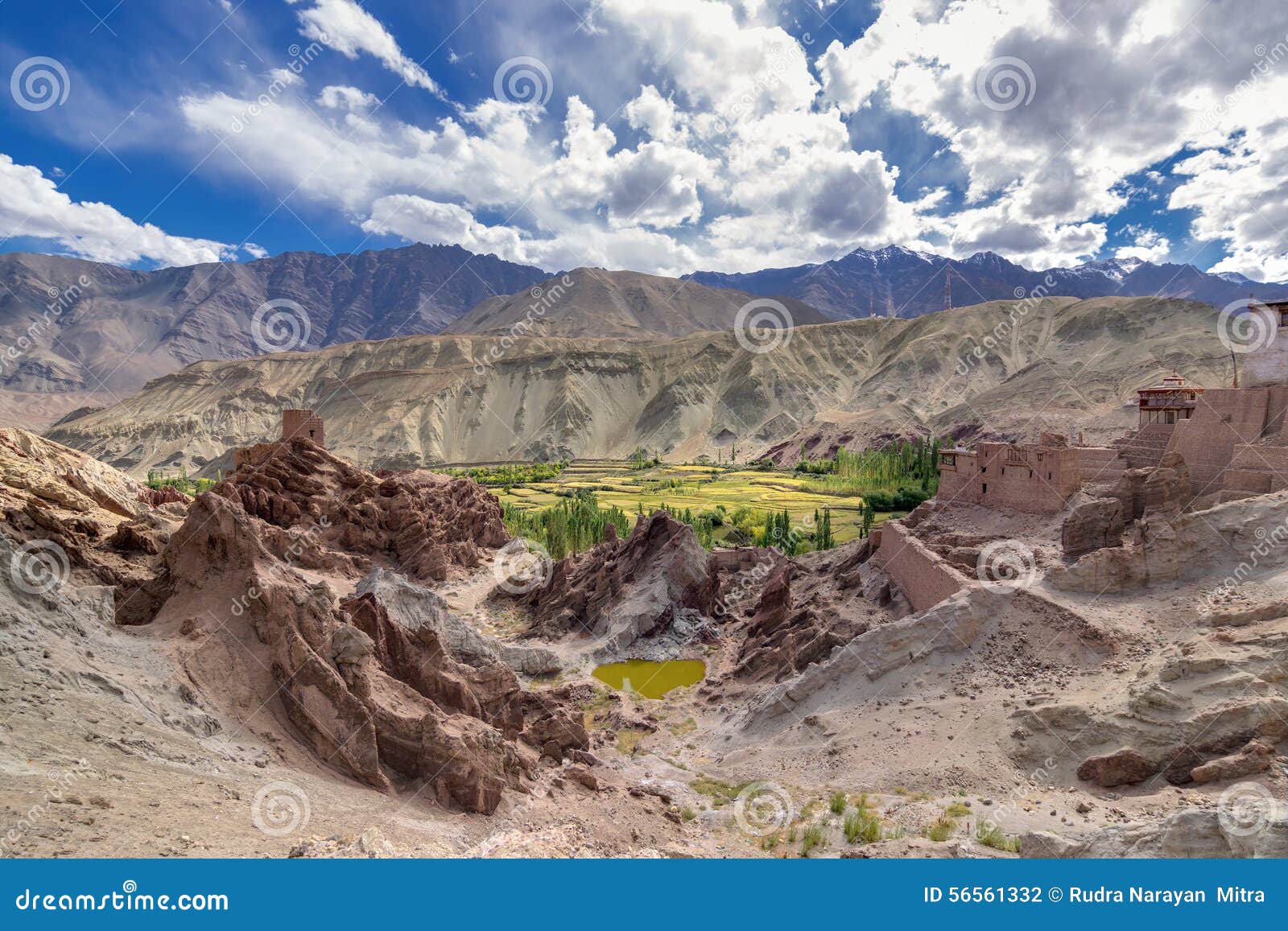 Ruiny przy Basgo monasterem z kamieniami, skałami i stawem, Leh, Ladakh, India. Ruiny przy Basgo monasterem z kamieniami, skałami i widokiem od wierzchołka, stawowym, naturalnym, Leh, Ladakh, India