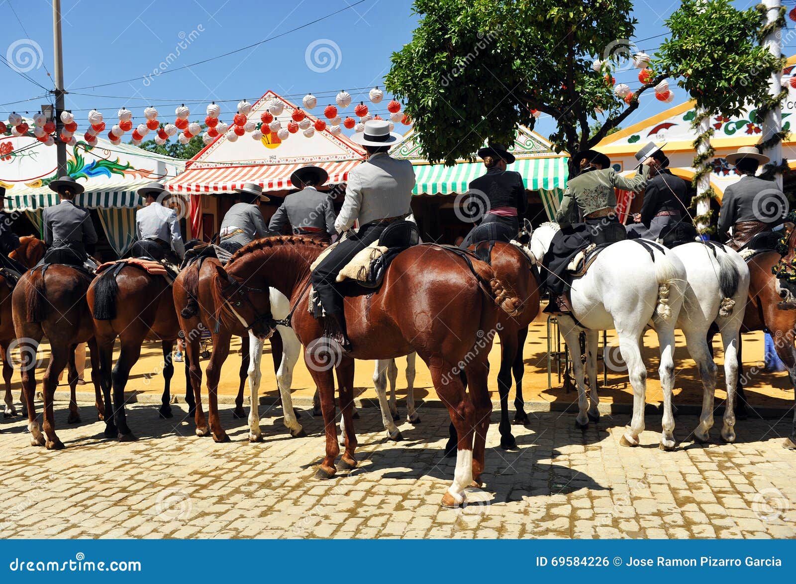 Doorzichtig zwaard priester Ruiters Bij Paard in De Markt Van Sevilla, Feest in Spanje Redactionele  Foto - Image of feest, groep: 69584226
