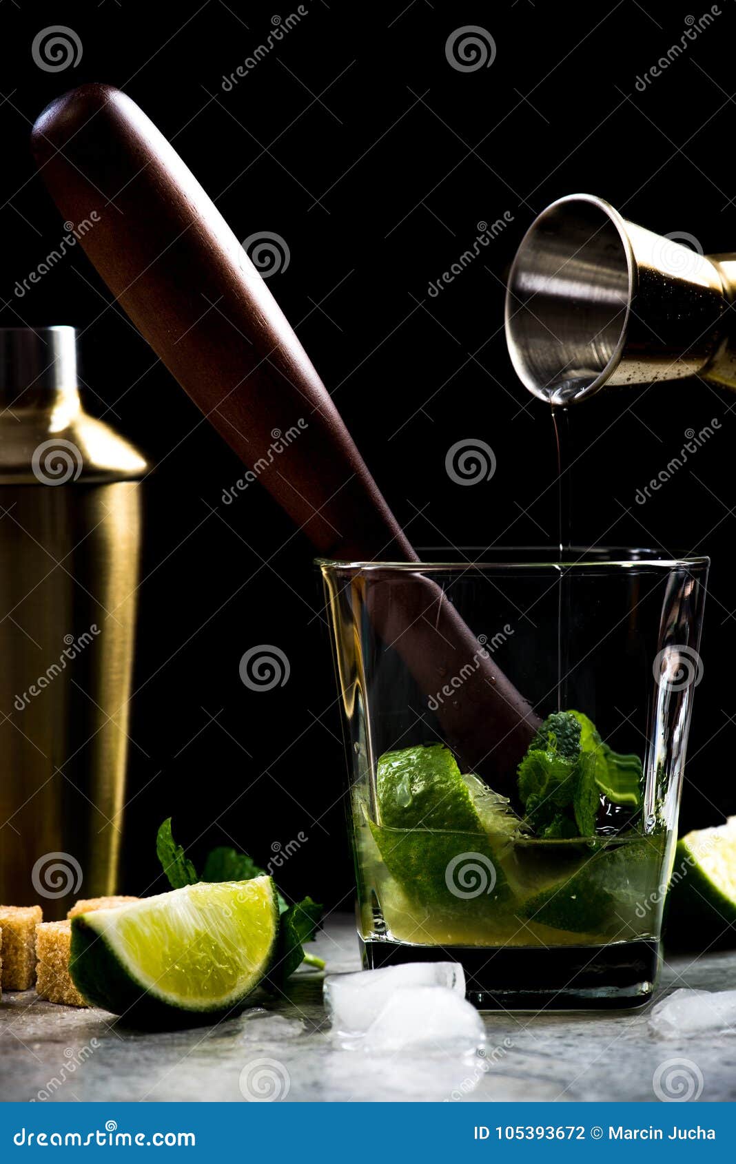 Rum De Derramamento No Cocktail De Mojito Na Barra Foto de Stock