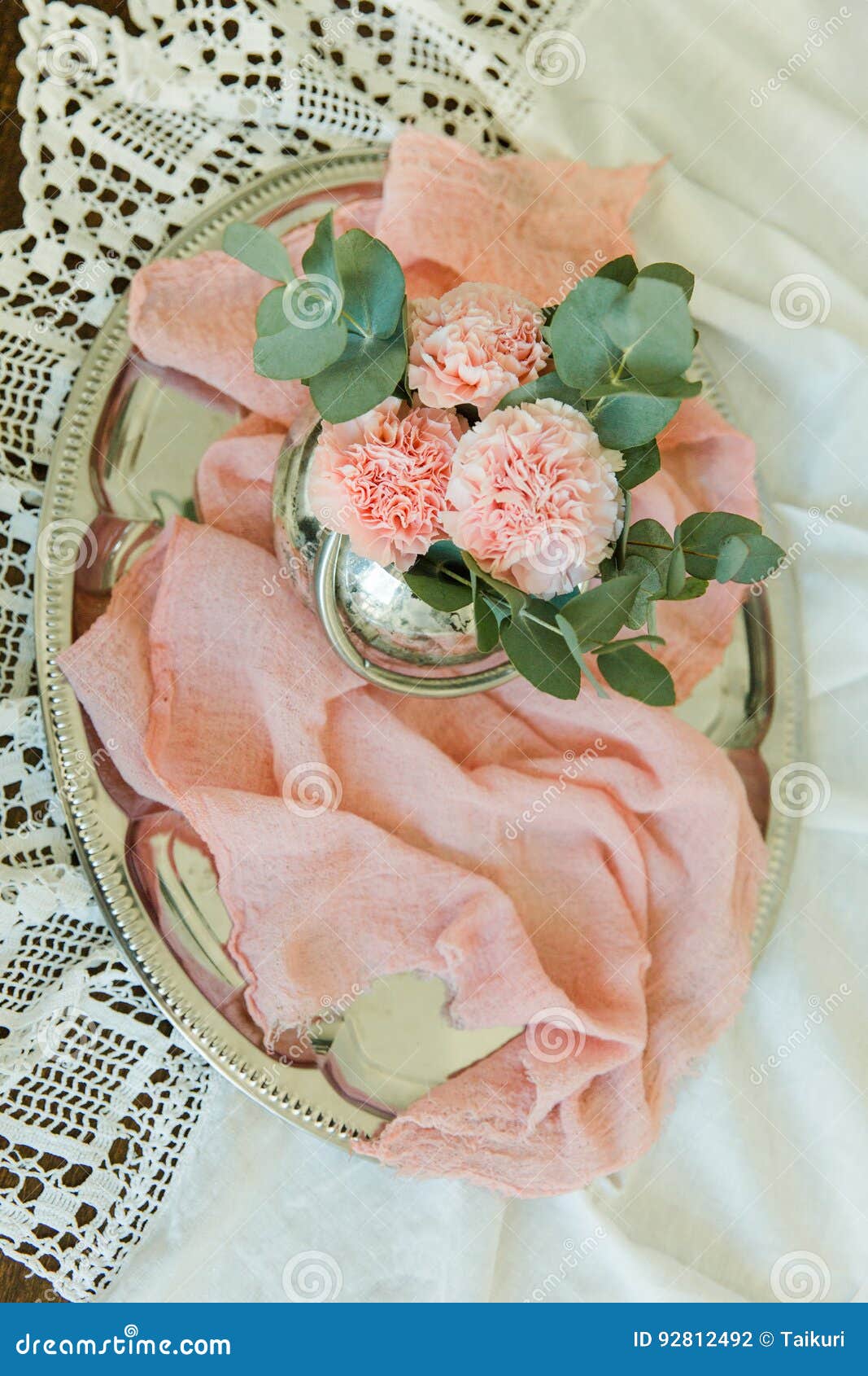 Rumienów kwiaty goździk w pucharze. Rumiena eukaliptus w pucharze w stole na różowym biegaczu i kwiaty