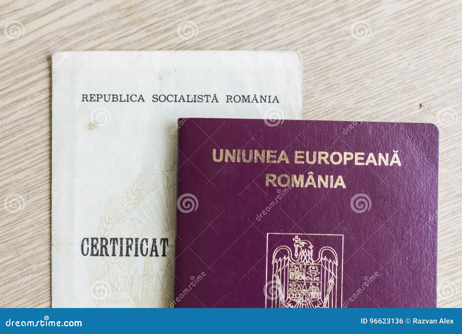 Rumänischer Pass Und Geburtsurkunde Stockfoto Bild von europäisch