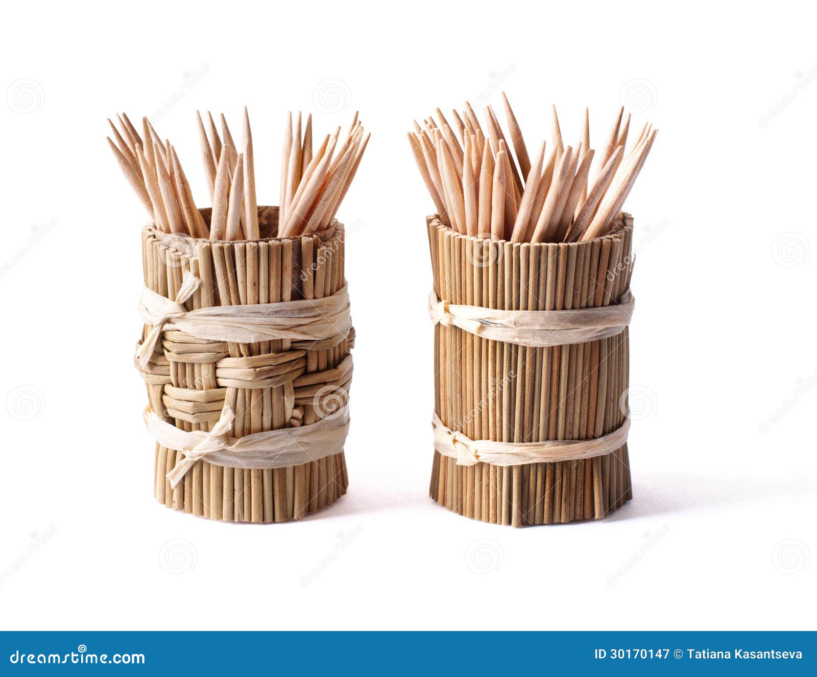 Runder Bambuskasten mit Toothpicks auf weißem Hintergrund, Ausschnittsweg eingeschlossen.