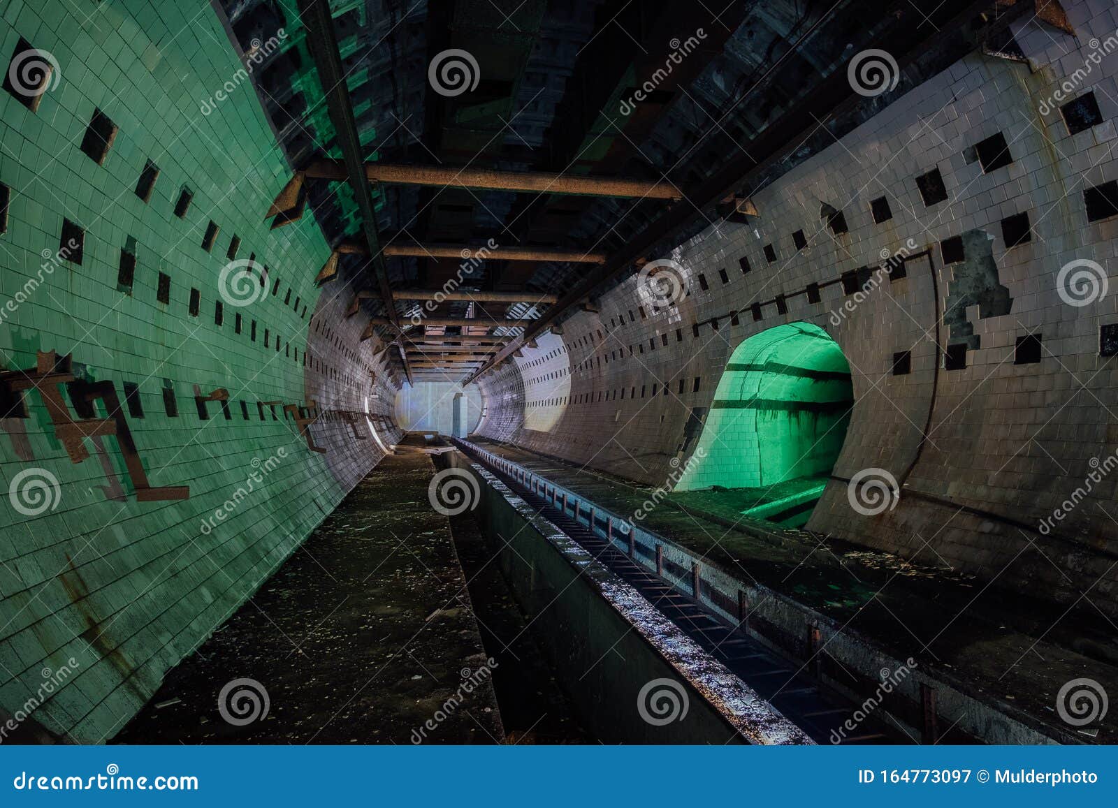 Runder gekachelter Tunnel im unterirdischen Labor für Kernphysik