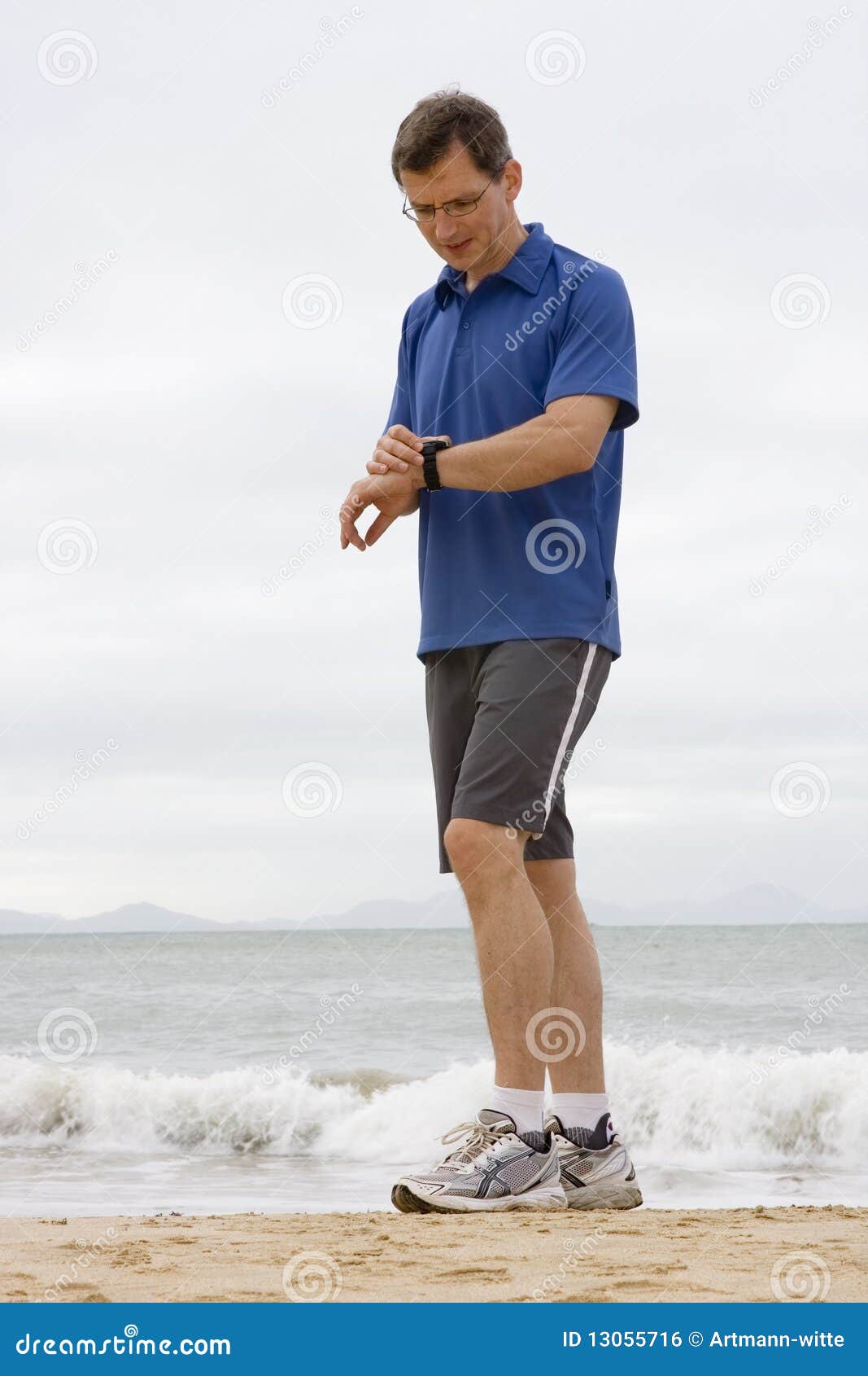 Measuring The Running Speed Of An Athlete Using A Mechanical Stopwatch.  Hand With A Stopwatch On The Background Of The Legs Of A Runner. Stock  Photo, Picture and Royalty Free Image. Image