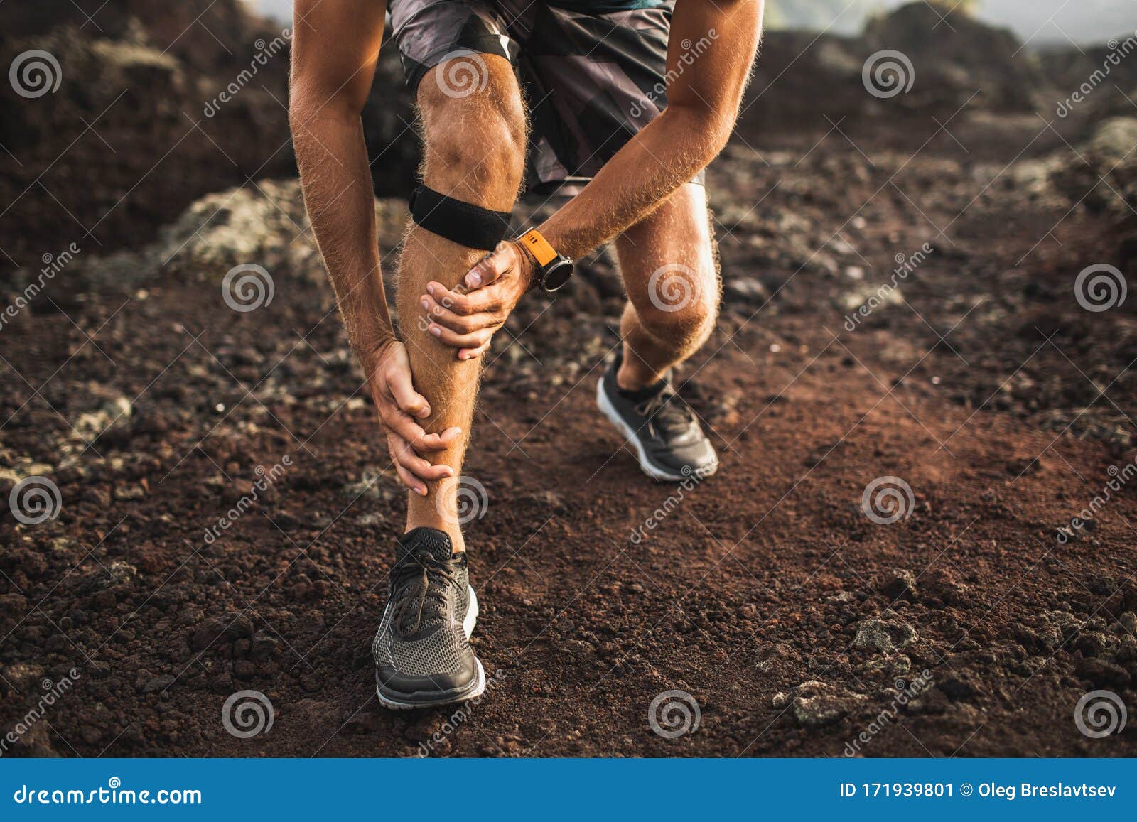 runner using knee support bandage with leg injury